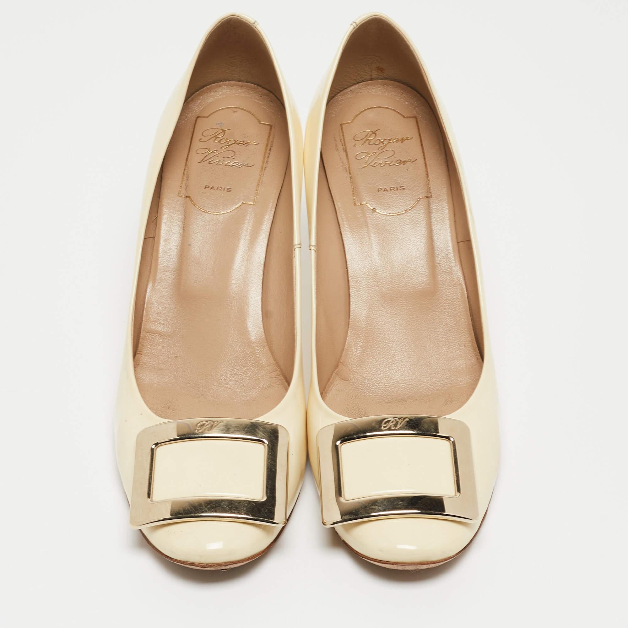 Beige Roger Vivier Pumps Trompette in pelle verniciata crema misura 37.5 in vendita
