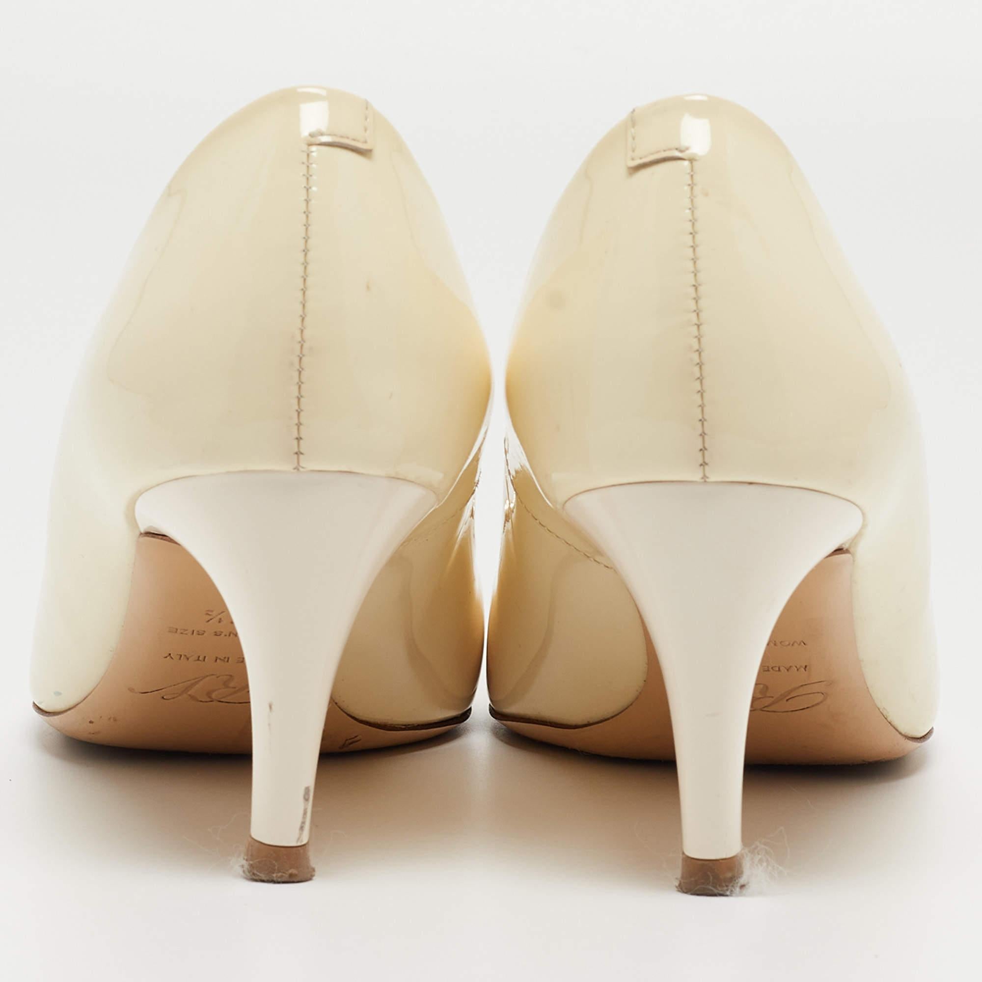 Donna Roger Vivier Pumps Trompette in pelle verniciata crema misura 37.5 in vendita