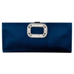 Roger Vivier Crystal Buckle Satin-Clutch mit Kristallschnalle