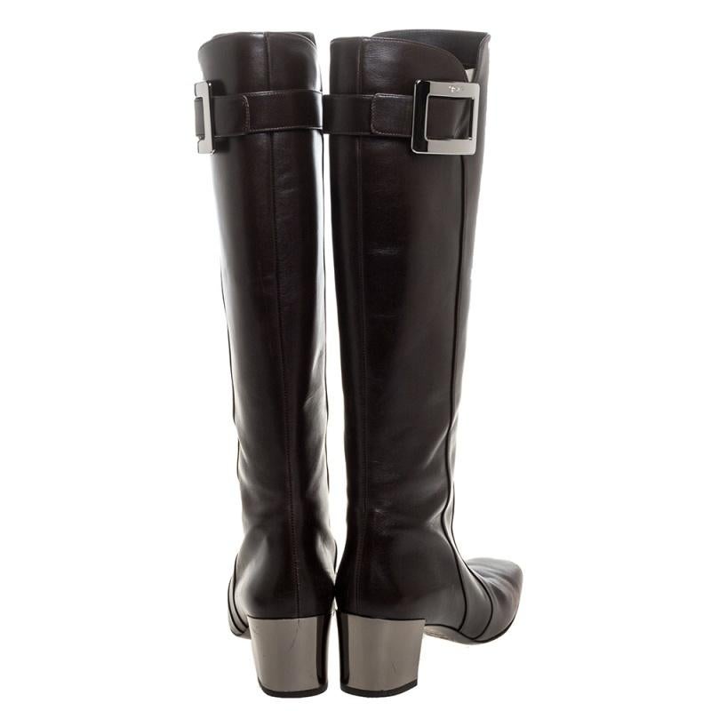 Roger Vivier Botas hasta la rodilla de cuero marrón oscuro con detalle de hebilla Talla 36.5 en Bastante bueno Estado en Dubai, Al Qouz 2