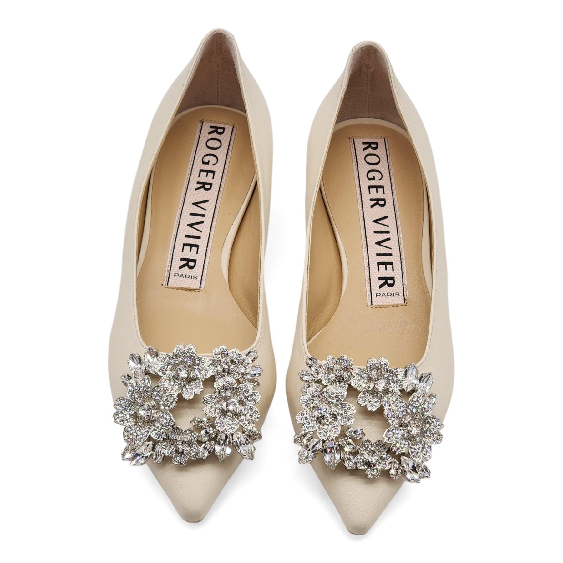 Roger Vivier Flower Strass Leather Ballet Flats Leather in Ivory.

Additional information:
Material: Leather
Lining: Leather
Sole: Leather insole, rubber sole
Upper: Calf leather
Toe shape: Pointed toe
Color: White
Size: 5 US
Country:
