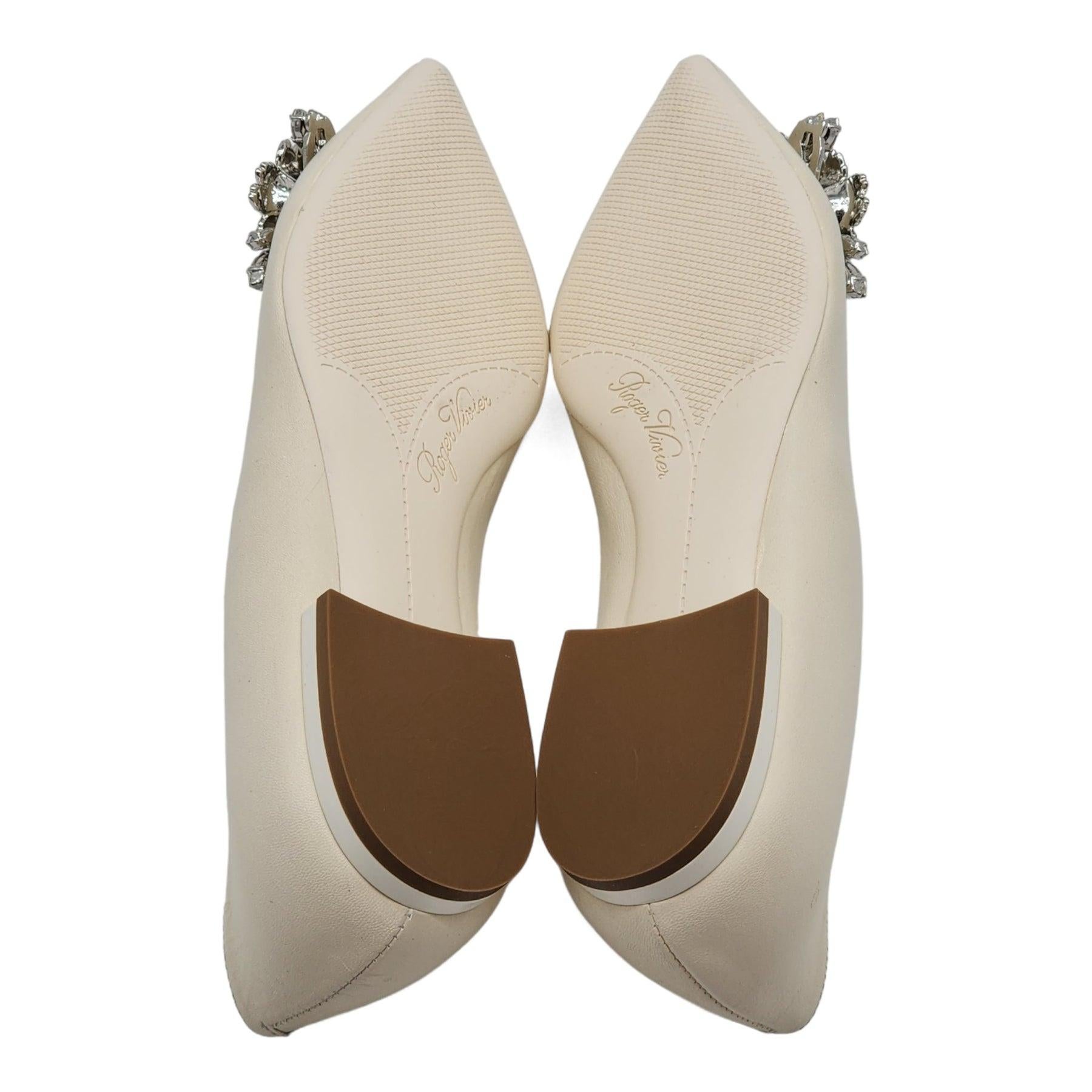Roger Vivier Flower Strass Leather Ballet Flats Leather in Ivory Size 5 In Excellent Condition For Sale In Los Angeles, CA