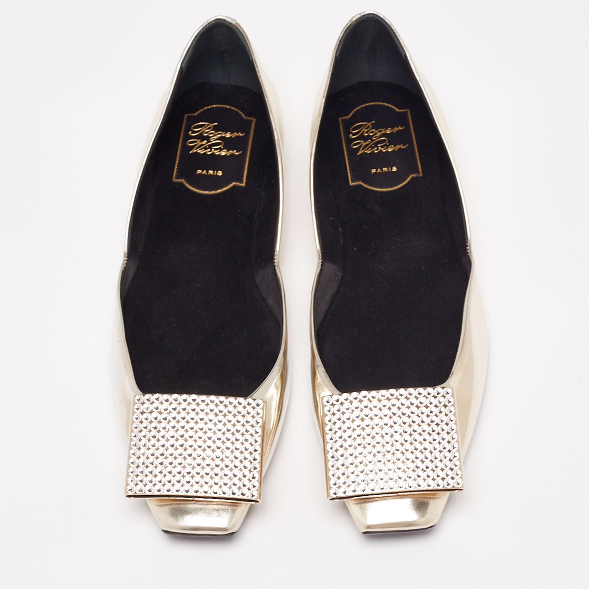 The precise cuts and the crystal embellishment add an elegant touch to these Roger Vivier ballet flats. Crafted from gold leather, they make for an ideal party accessory. The slip-on fitting of the pair makes it functional and comfortable.

