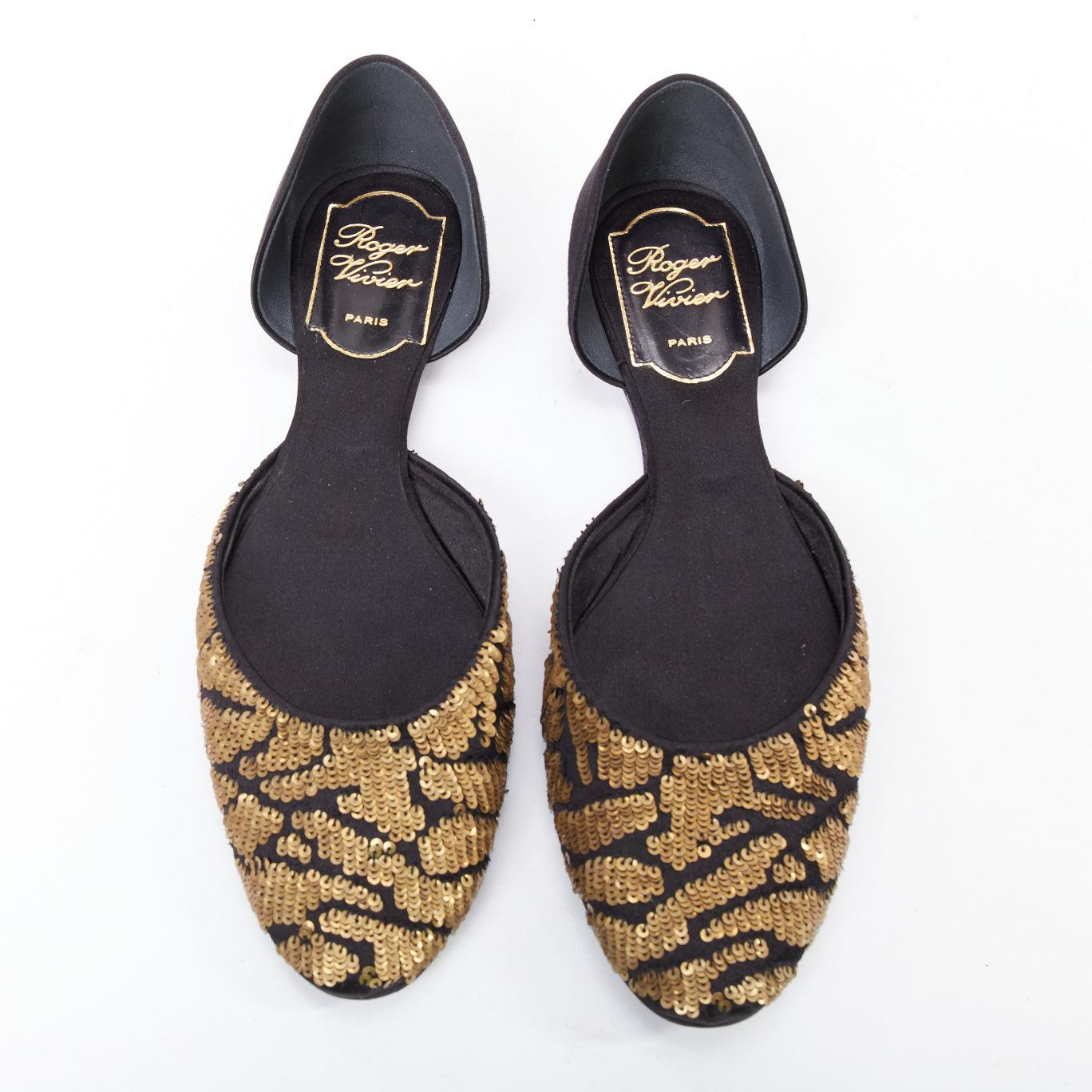 ROGER VIVIER Ballerines demi-dorsales en satin noir à paillettes d'or EU34
Référence : YIKK/A00196
Marque : Roger Vivier
Matière : Satin
Couleur : noir, or
Motif : Solide
Fermeture : Slip On
Doublure : Satin noir
Détails supplémentaires : Tige