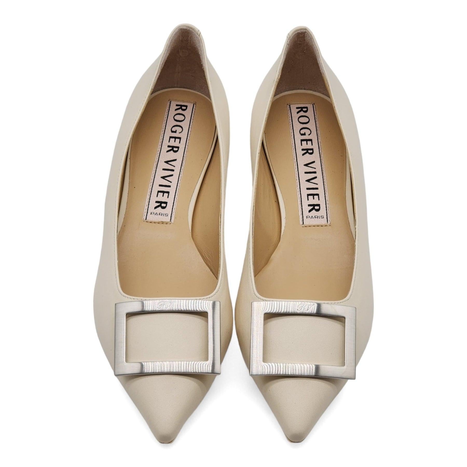 Presented in beige, the Gommettine Ball ballet flats from Roger Vivier are a contemporary take on a classic shoe style. This pointed-toe pair was made in Italy from calf leather and features the label's signature buckles in silver.

Additional