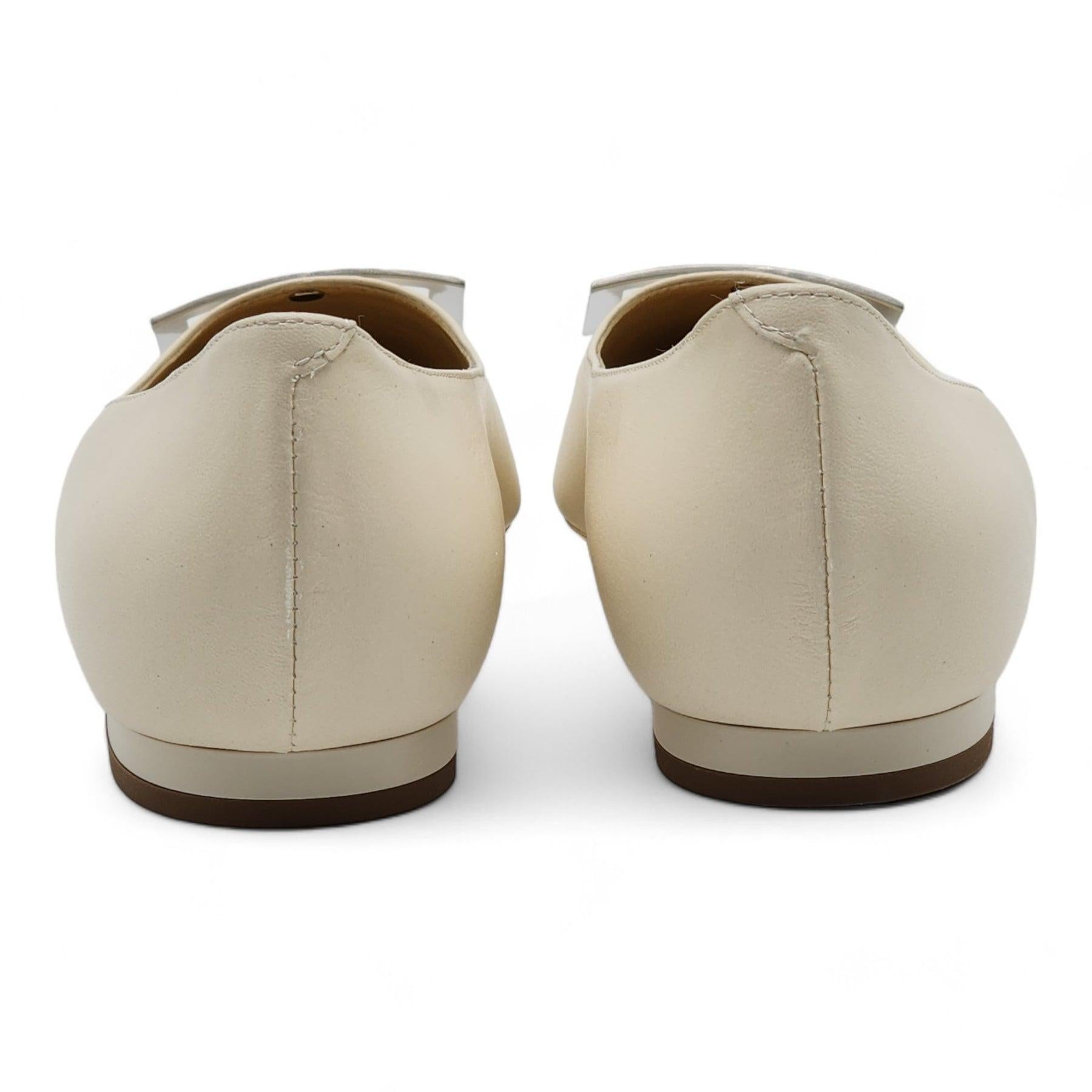 Roger Vivier Gommettine Ball Ballet Flats - Leather in Beige In Excellent Condition For Sale In Los Angeles, CA