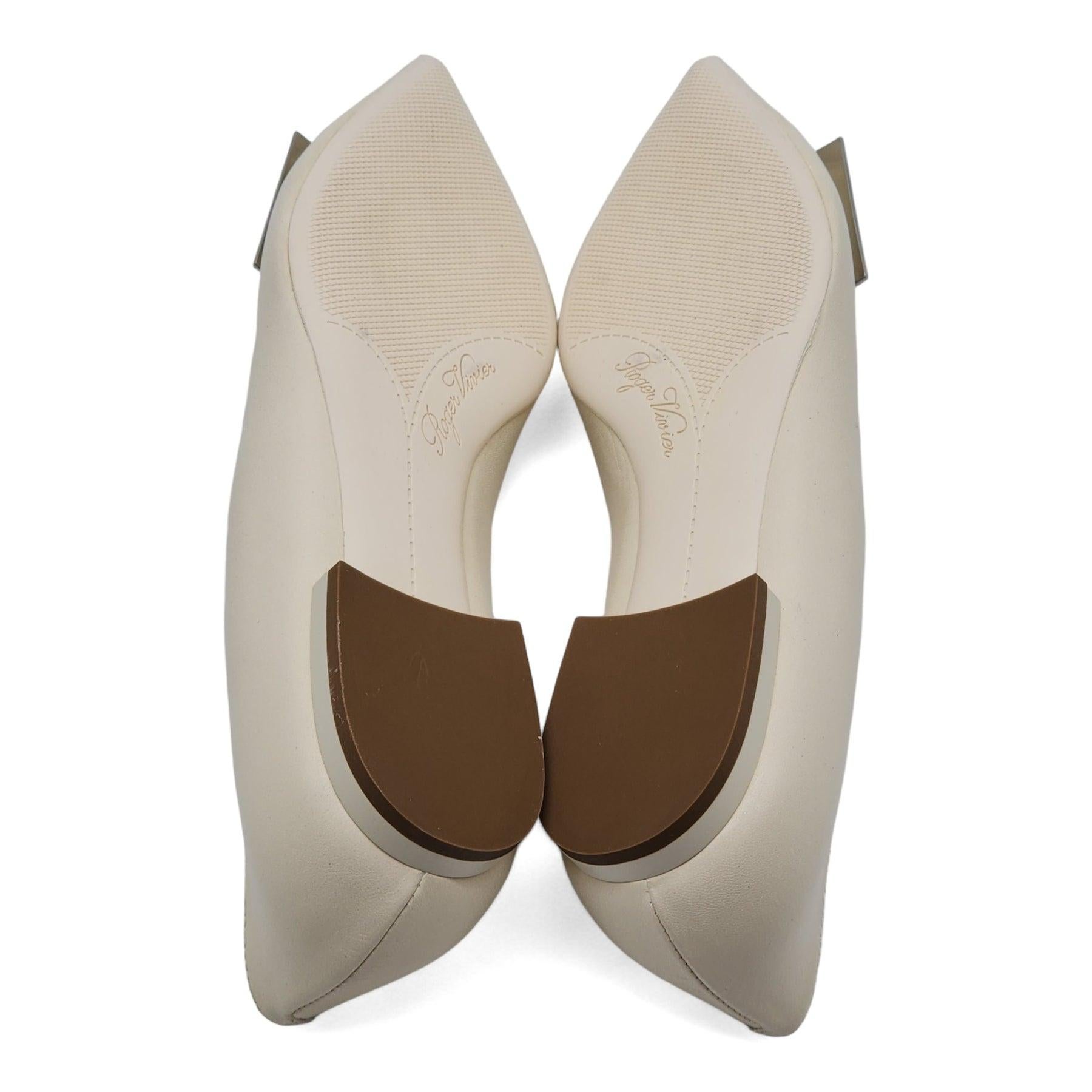 Women's Roger Vivier Gommettine Ball Ballet Flats - Leather in Beige For Sale