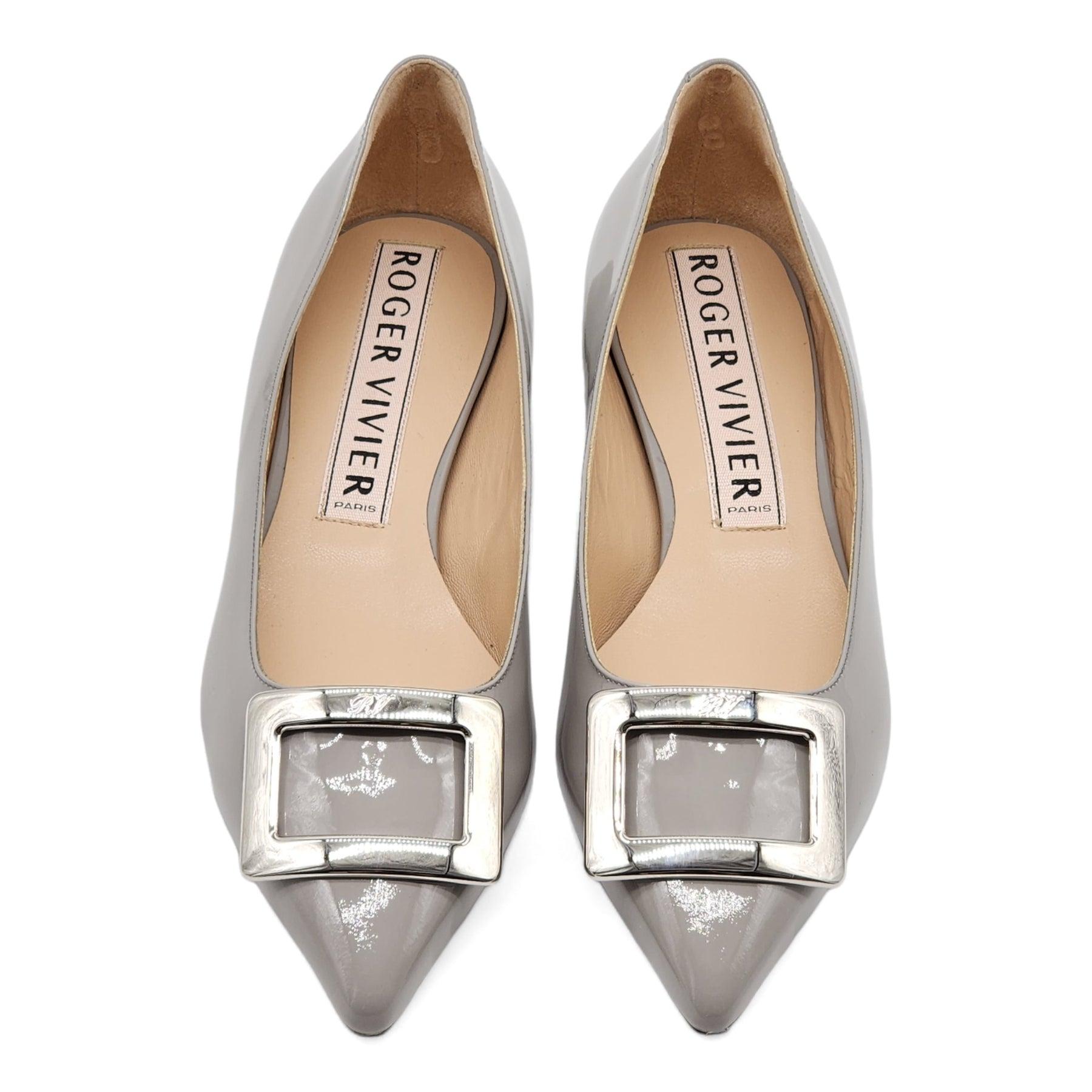 Presented in gray, the Gommettine Ball ballet flats from Roger Vivier are a contemporary take on a classic shoe style. This pointed-toe pair was made in Italy from calf leather and features the label's signature buckles in silver.

Additional