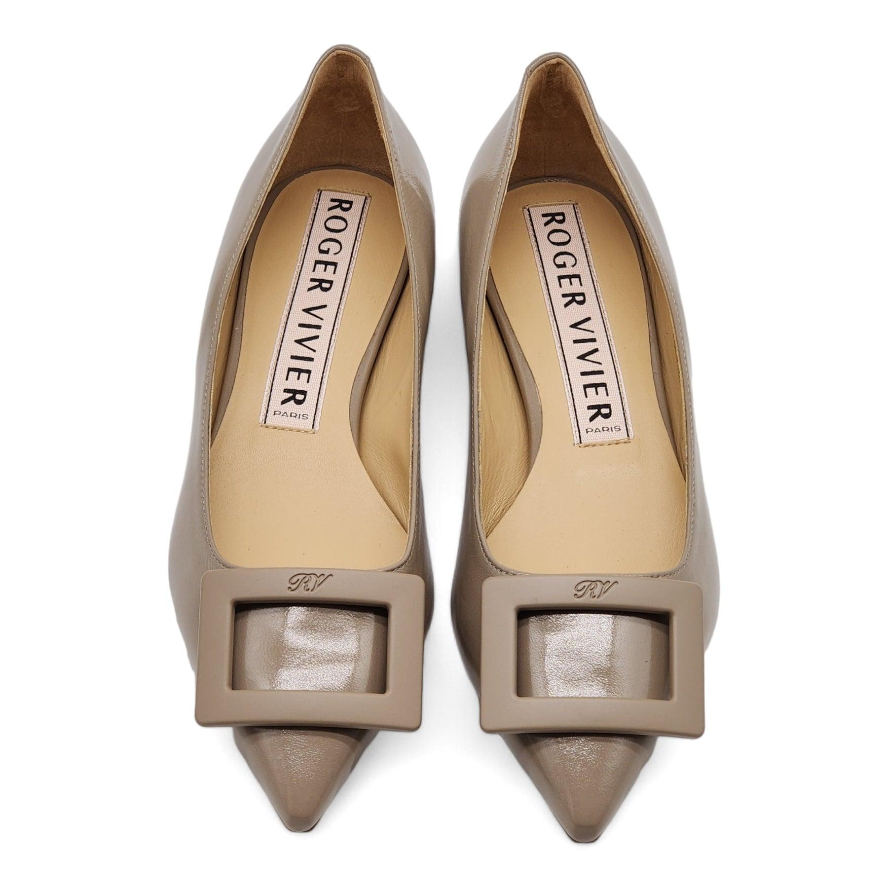Presented in taupe, the Gommettine Ball ballet flats from Roger Vivier are a contemporary take on a classic shoe style. This pointed-toe pair was made in Italy from calf leather and features the label's signature buckles in silver.

Additional