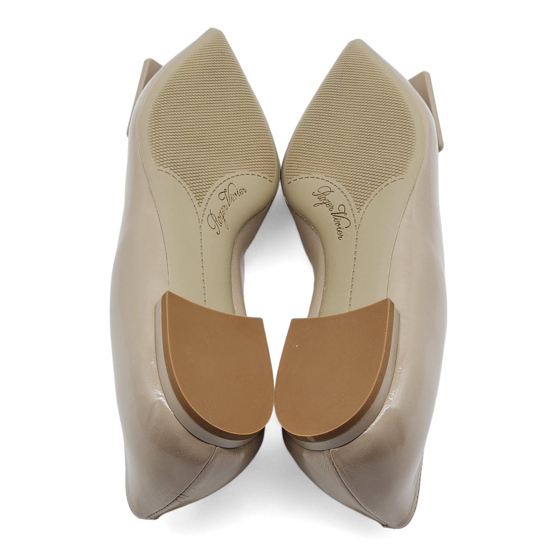 Roger Vivier Gommettine Ball Ballet Flats - Leather in Taupe In Excellent Condition For Sale In Los Angeles, CA