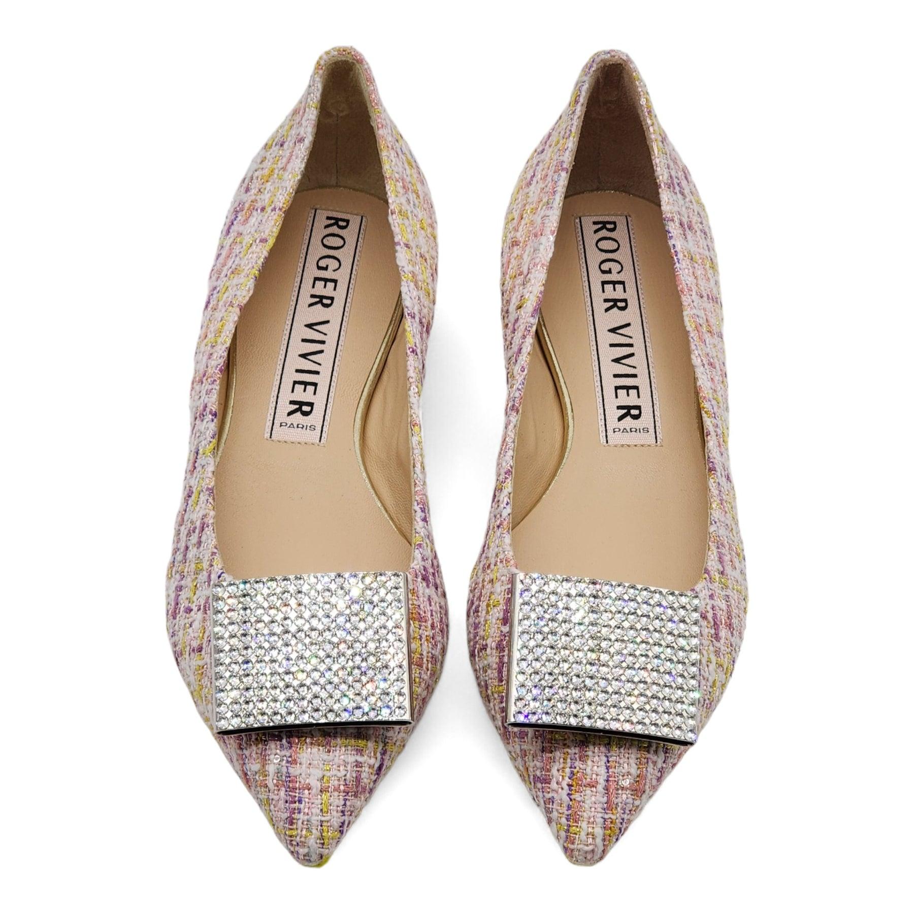 Las bailarinas Gommettine Ball de Roger Vivier son una versión contemporánea de un zapato clásico. Este par de puntas se ha fabricado en Italia con tejido y lleva las hebillas plateadas características de la marca.

Más información:
Material: