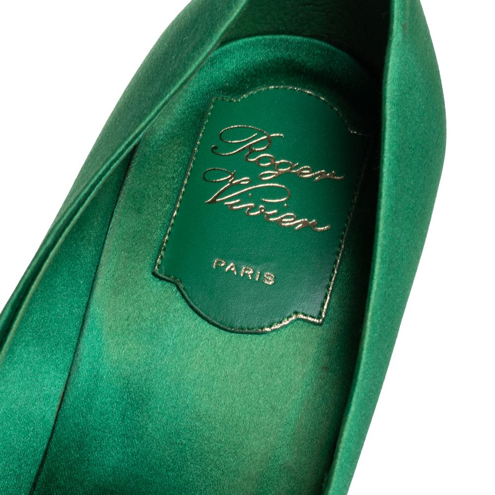 Roger Vivier Green Satin Limelight Buckle Pumps Size 39 In Good Condition In Dubai, Al Qouz 2