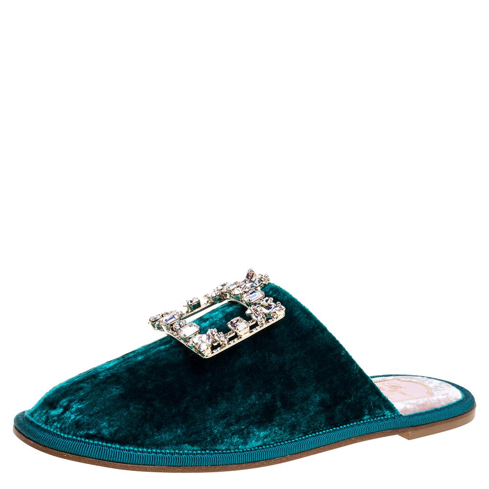 Beautifully blending fashion and comfort, these flat slippers from Roger Vivier are one of a kind! They are crafted from green velvet and styled with round toes and an embellished buckle on the uppers. They are complete with comfortable velvet-lined
