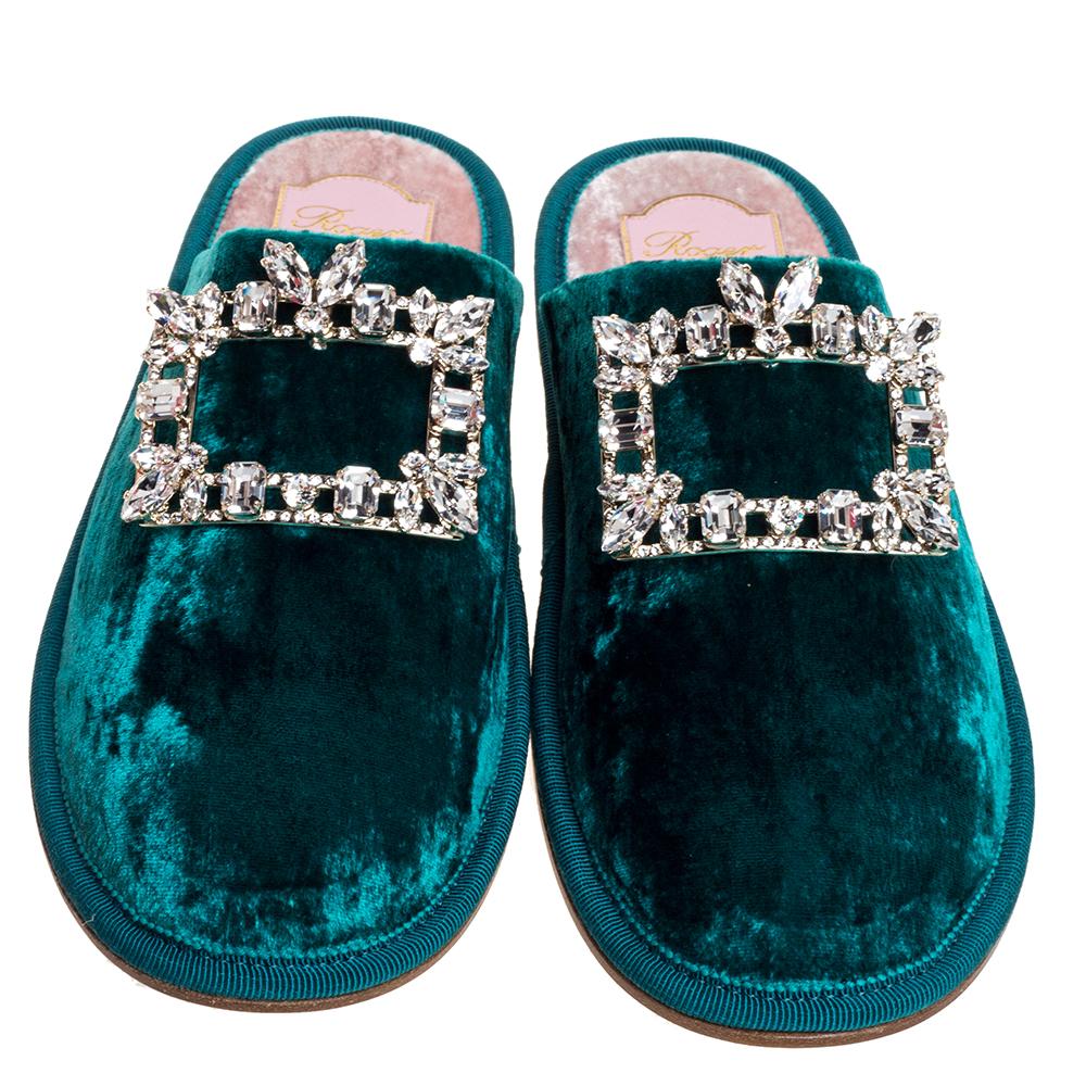 Beautifully blending fashion and comfort, these flat slippers from Roger Vivier are one of a kind! They are crafted from green velvet and styled with round toes and an embellished buckle on the uppers. They are complete with comfortable velvet-lined