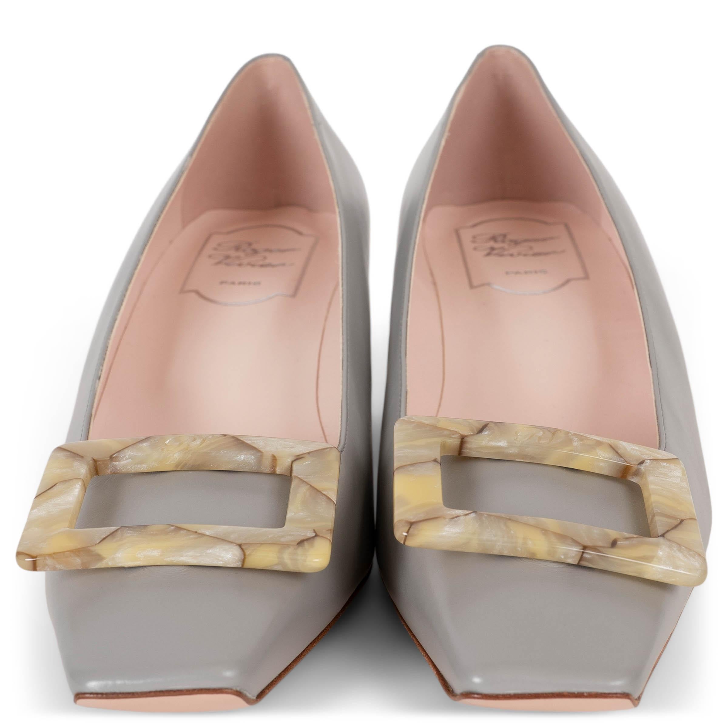 Ces escarpins Belle Vivier 100% authentiques de Roger Vivier sont une expression raffinée des codes de conception intemporels de la maison. Confectionnées en Italie en cuir souple gris clair, elles présentent un bout carré chic et d'élégants talons