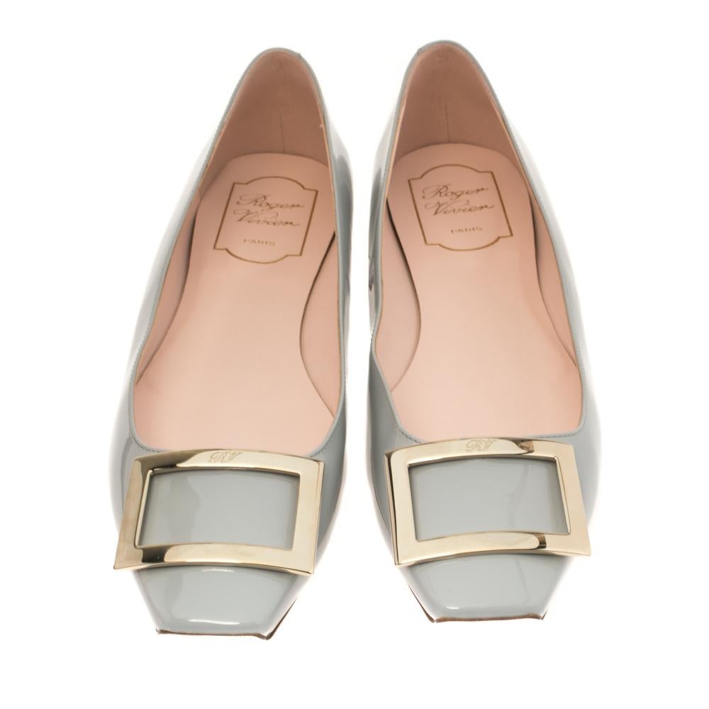Walk with style and comfort in these ballet flats from Roger Vivier. Crafted from patent leather, these grey flats carry square cap toes, leather insoles, and buckle details on the uppers. They are complete with the brand label on the insoles and