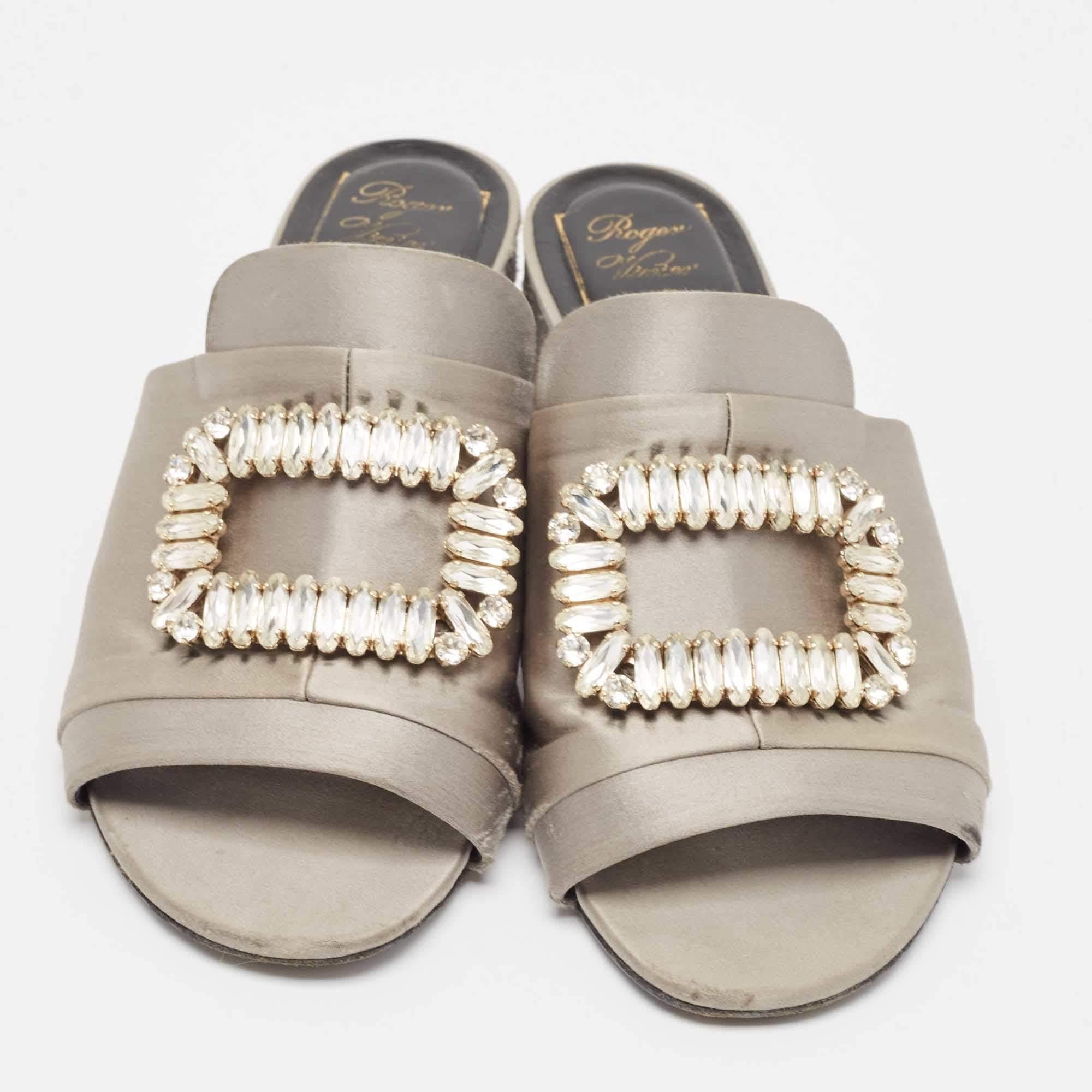 Marrone Roger Vivier - Sandali in raso grigio impreziositi da cristalli - taglia 38 in vendita