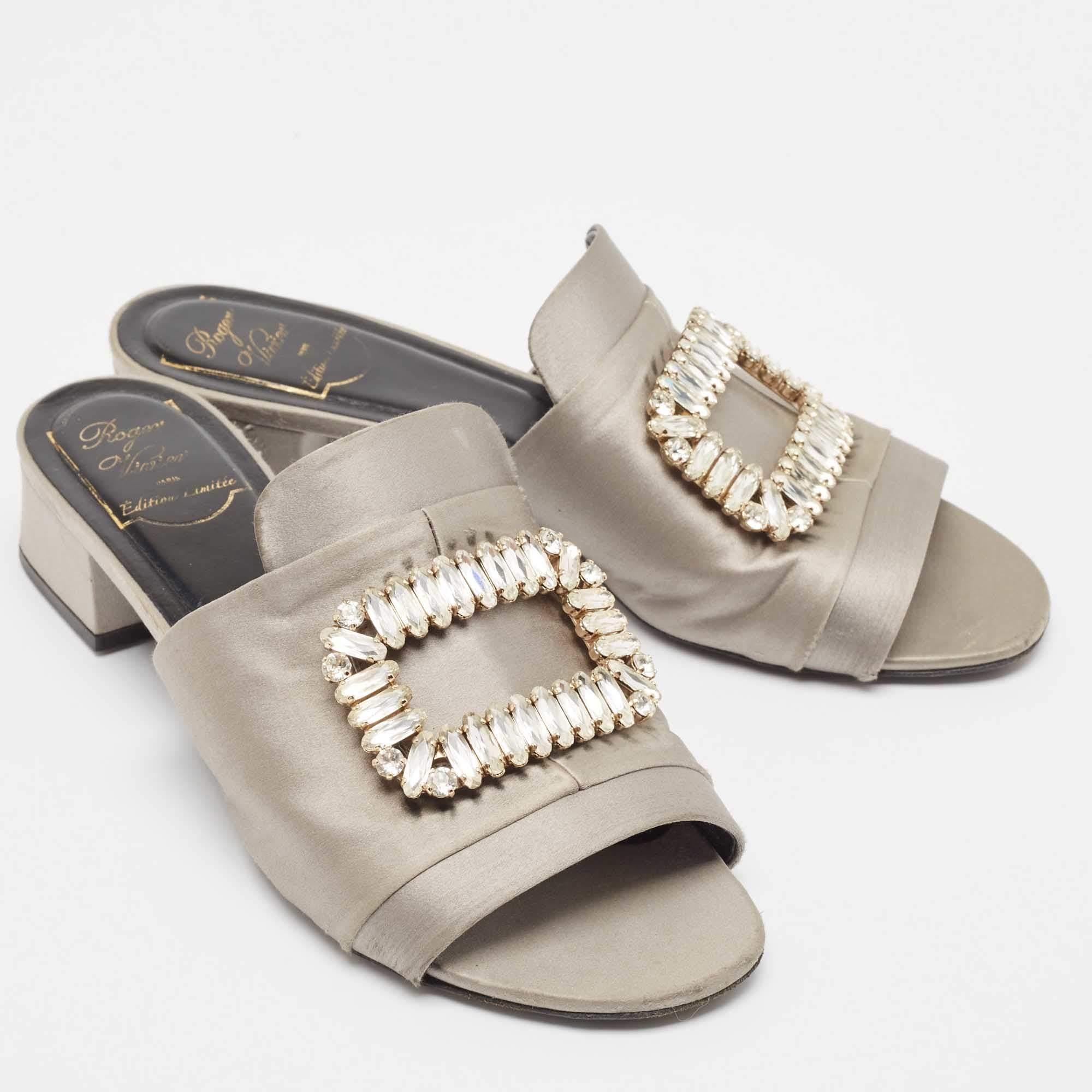 Roger Vivier - Sandali in raso grigio impreziositi da cristalli - taglia 38 In condizioni discrete in vendita a Dubai, Al Qouz 2