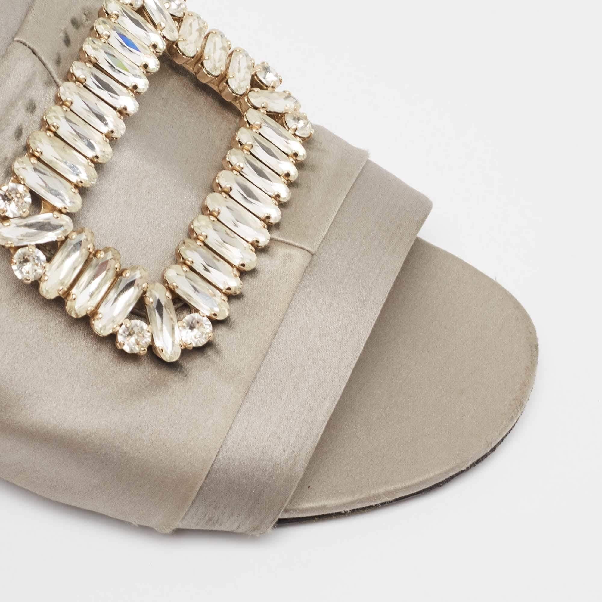 Roger Vivier - Sandali in raso grigio impreziositi da cristalli - taglia 38 in vendita 2