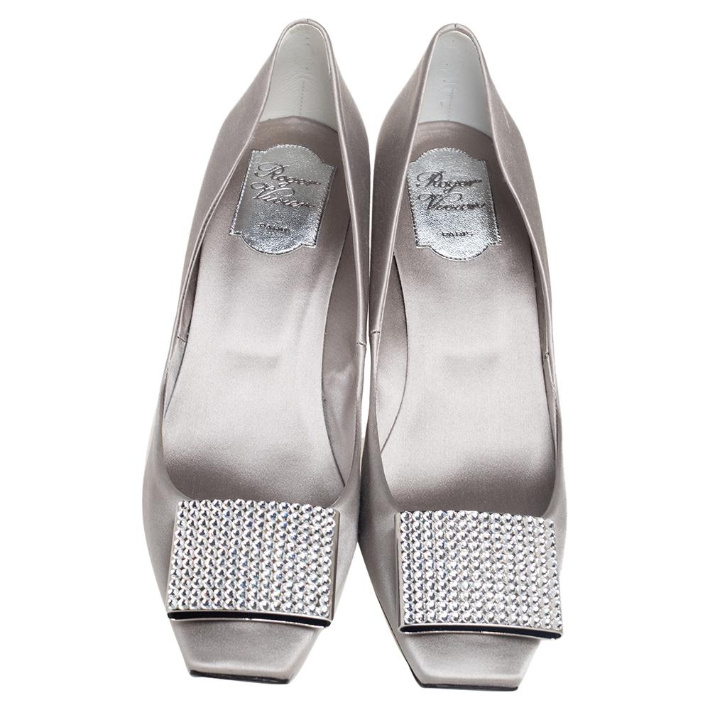 Queste décolleté Trompette di Roger Vivier dimostrano che moda e comfort possono andare di pari passo! Le décolleté grigie sono realizzate in raso di lusso e presentano una punta quadrata con fibbie impreziosite sulla tomaia. Presentano comode