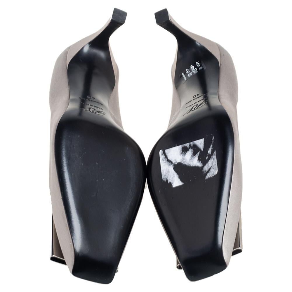 Roger Vivier - Trompette in raso grigio - Pumps taglia 40 In condizioni ottime a Dubai, Al Qouz 2
