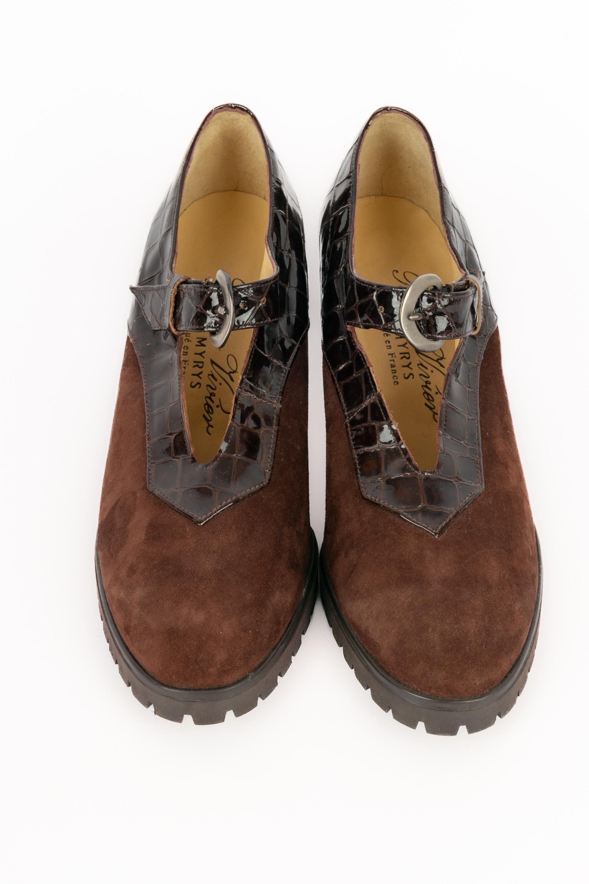 ROGER VIVIER - (Fabricado en Francia) Zapatos de piel con estampado de cocodrilo y piel aterciopelada. Talla 41

Estado:
Muy buen estado

Dimensiones:
Talla 41

SKU:CH124


