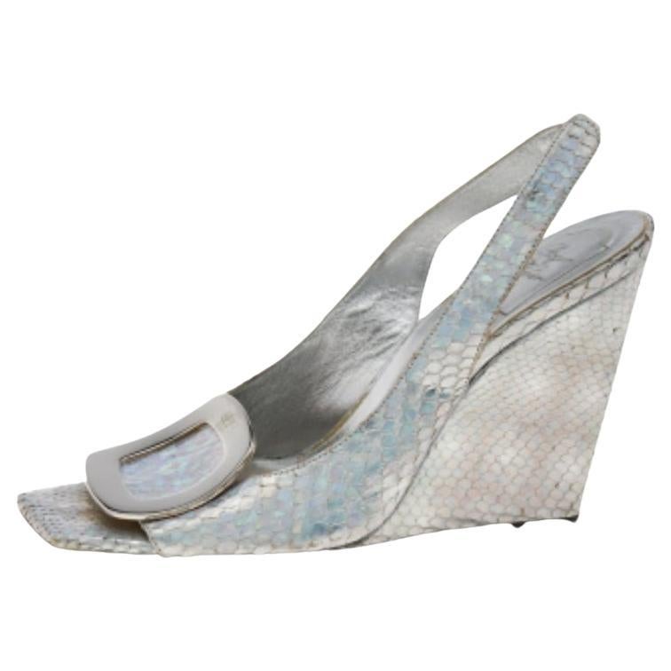 Roger Vivier Sandali con zeppa in pitone iridescente metallizzato misura 37