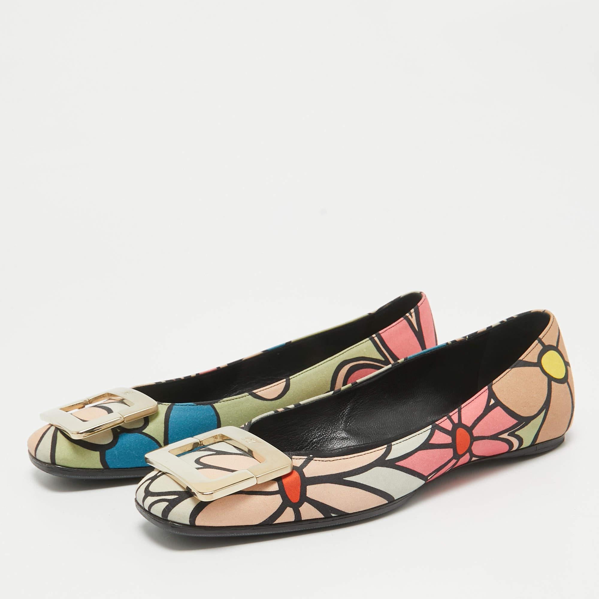 Complete your look by adding these Roger Vivier ballet flats to your lovely wardrobe. They are crafted skilfully to grant the perfect fit and style.