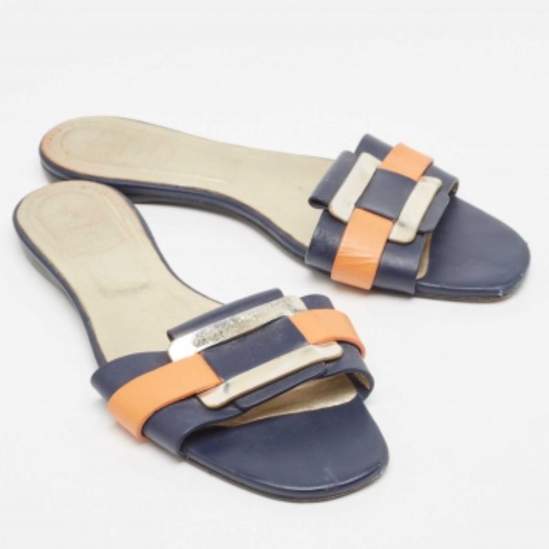 A perfect blend of luxury, style, and comfort, these designer flats are made using quality materials and frame your feet in the most refined way. They can be paired with a host of outfits from your wardrobe.