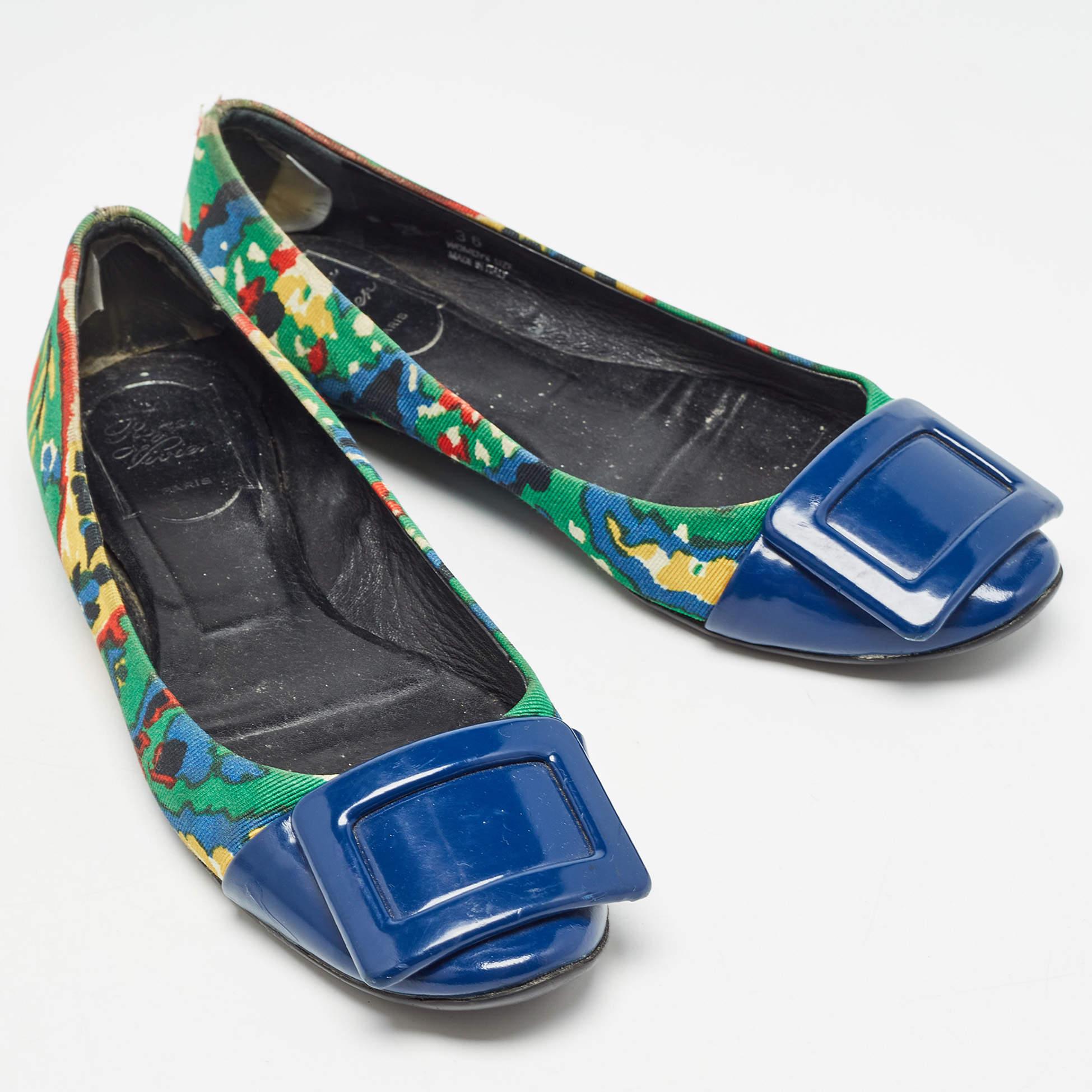 Roger Vivier Bailarinas de lona estampada multicolor y charol tamaño 36 en Bueno estado para la venta en Dubai, Al Qouz 2