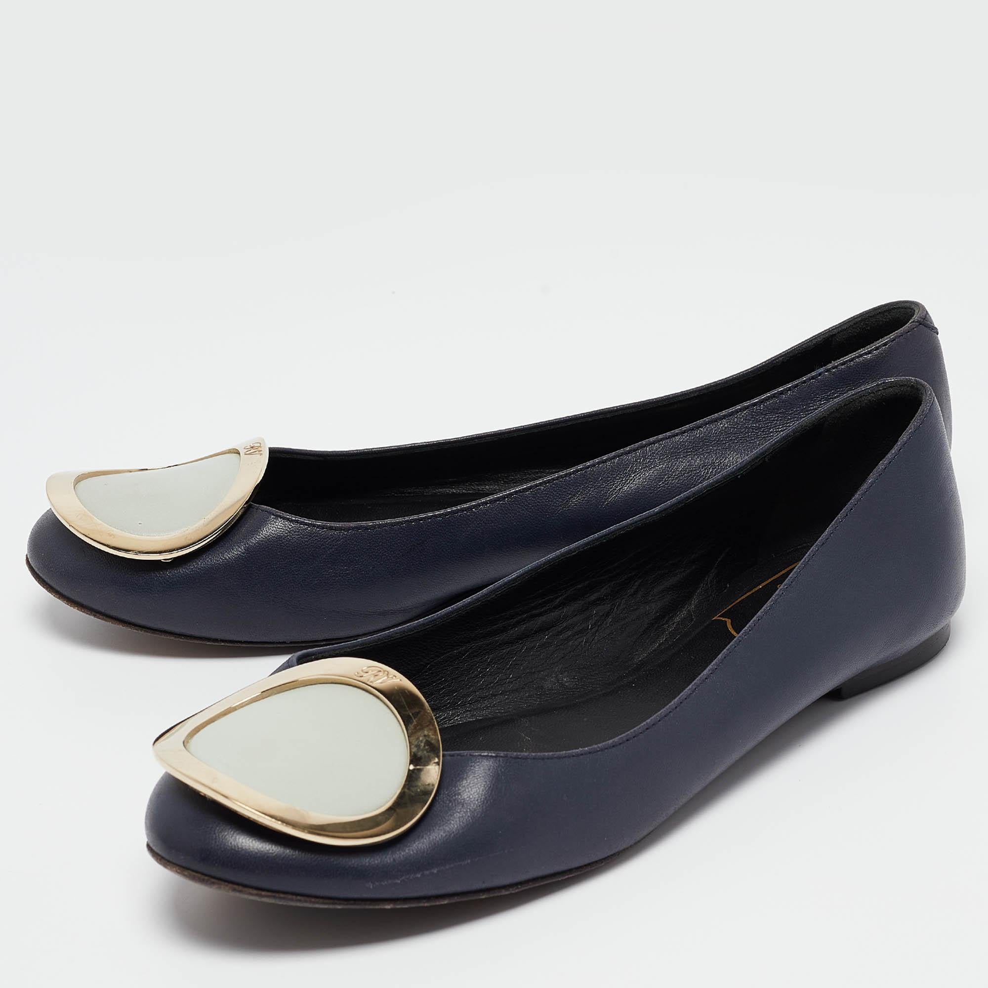 Complete your look by adding these designer ballet flats to your collection of everyday footwear. They are crafted skilfully to grant the perfect fit and style.