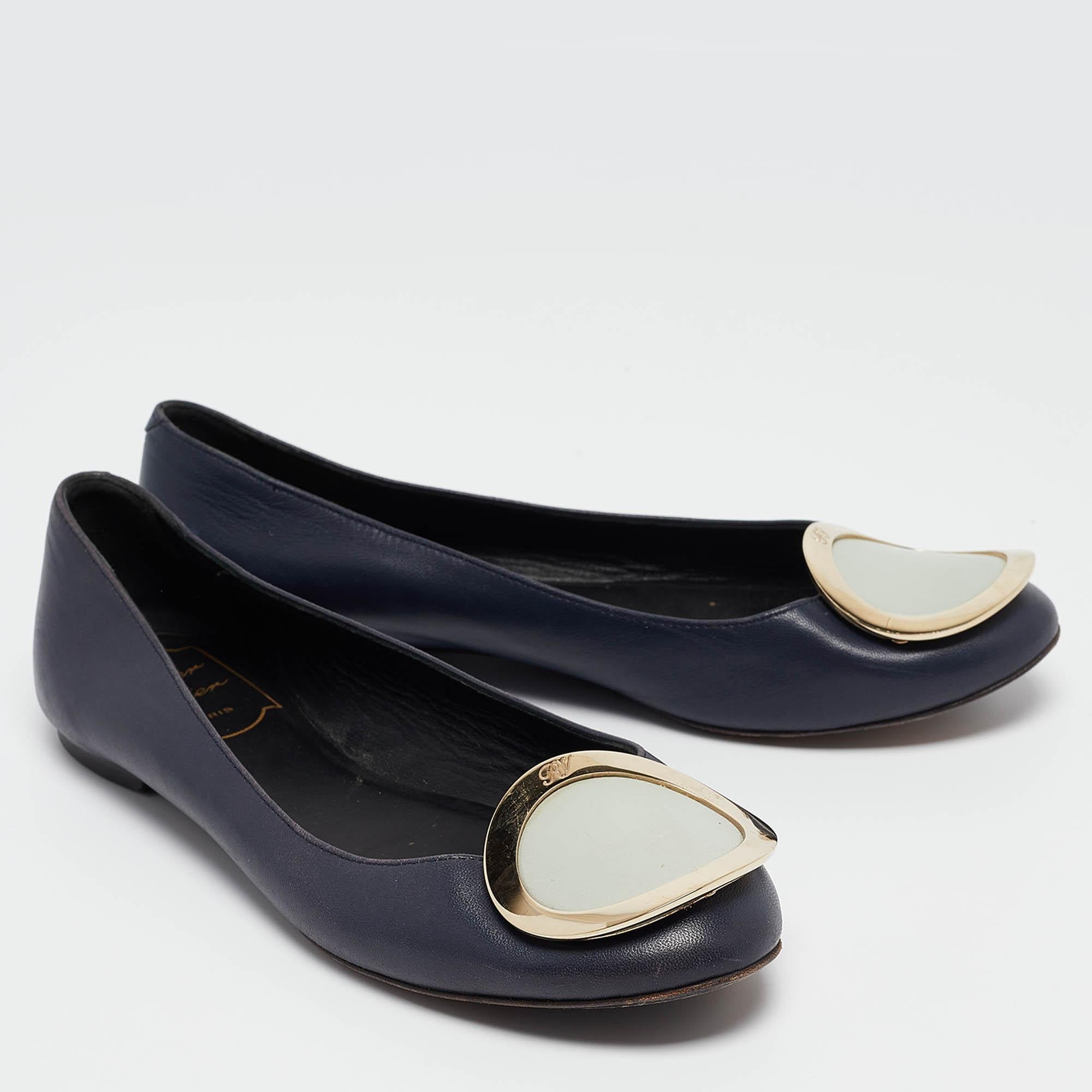 Roger Vivier Navy Blue Leather Ballet Flats Size 35.5 In Good Condition For Sale In Dubai, Al Qouz 2