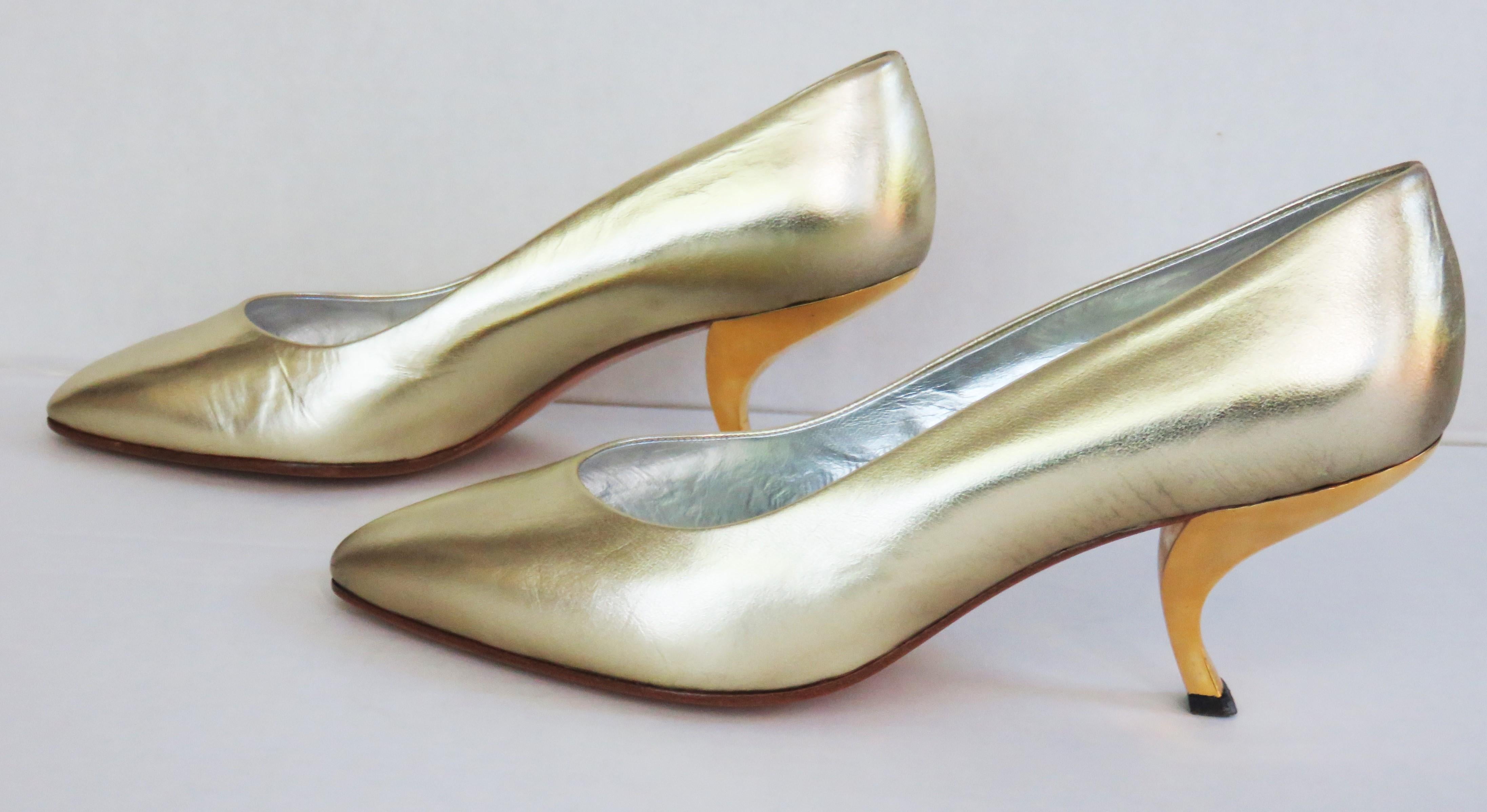 Roger Vivier Chaussures à talons virgule Comma originales dorées des années 1980, Taille 8 Excellent état - En vente à Water Mill, NY
