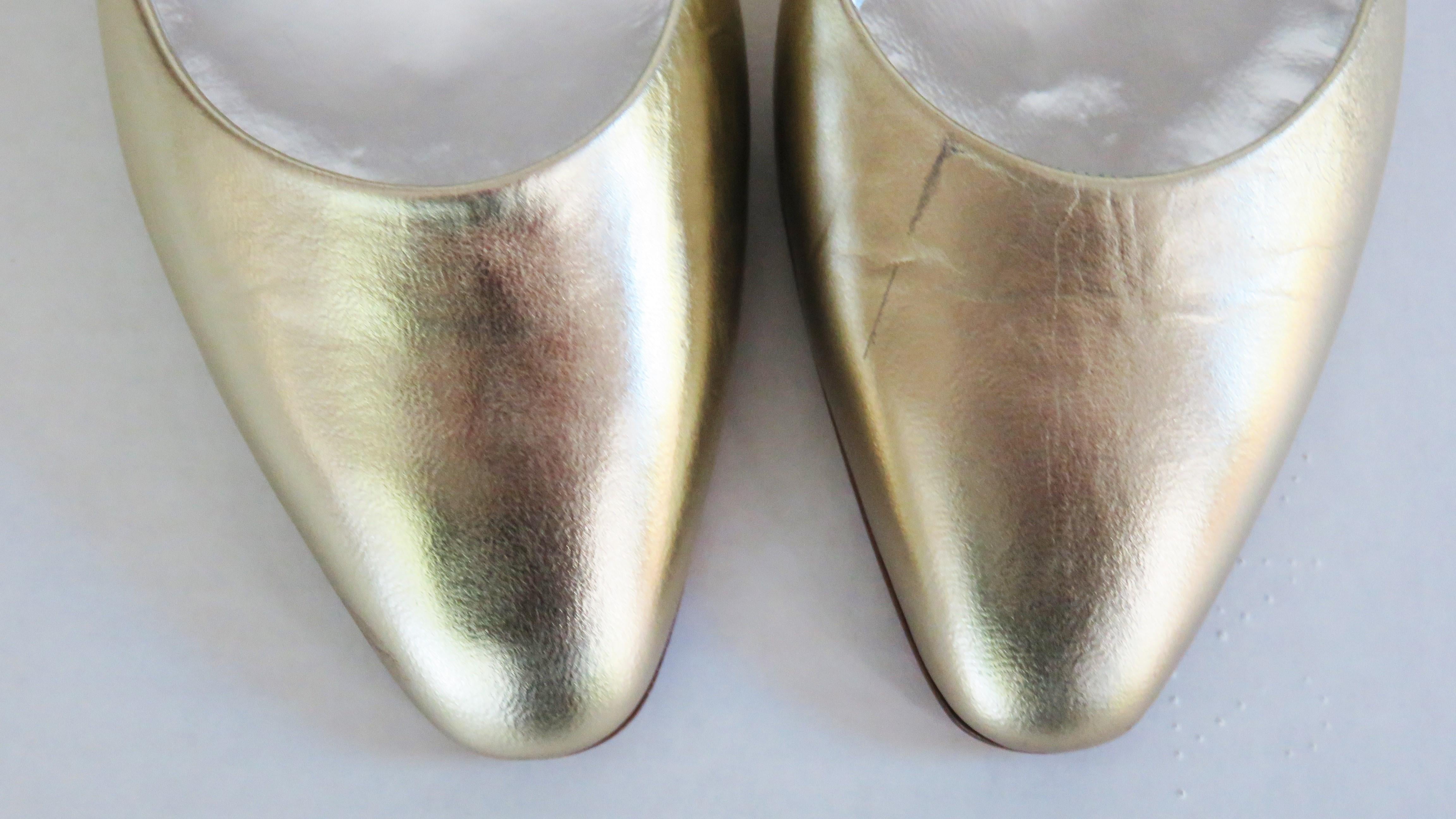 Roger Vivier Chaussures à talons virgule Comma originales dorées des années 1980, Taille 8 en vente 1
