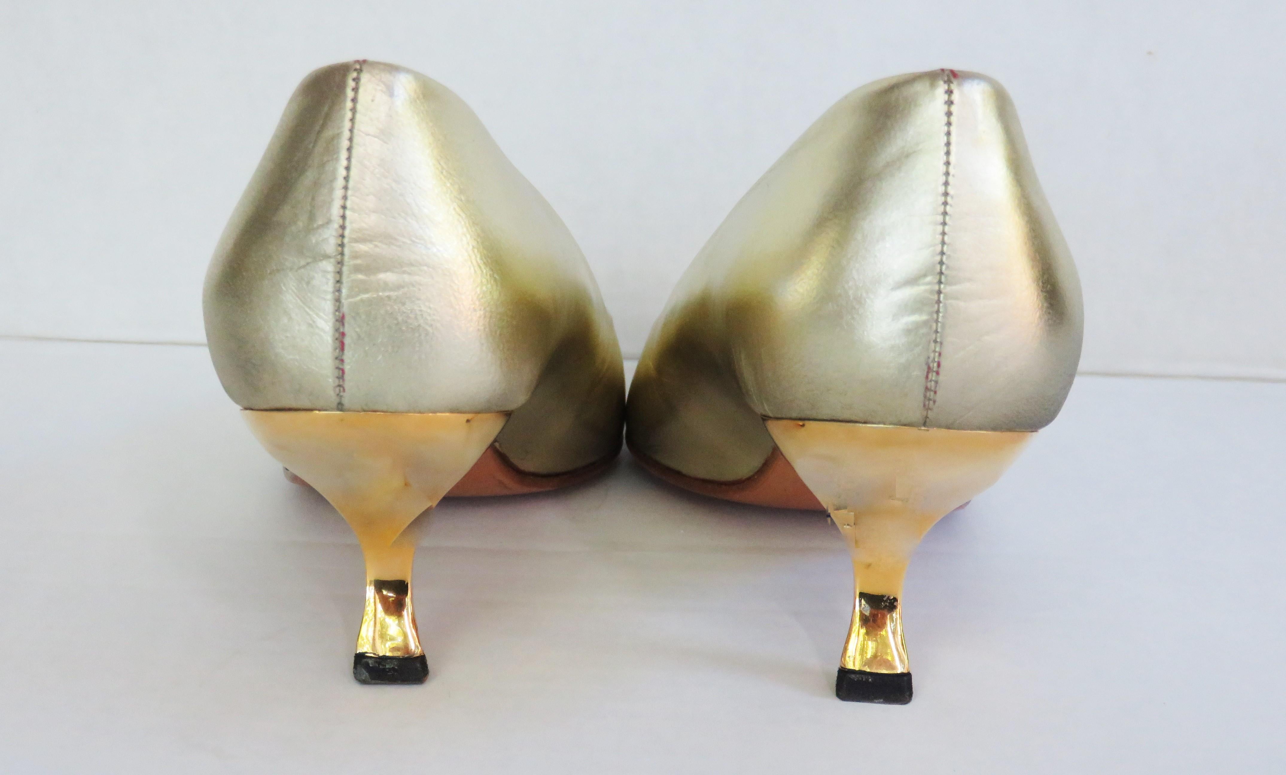 Roger Vivier New Gold 1980s Original Comma Virgule Heel Pump Size 8 In Excellent Condition For Sale In Water Mill, NY