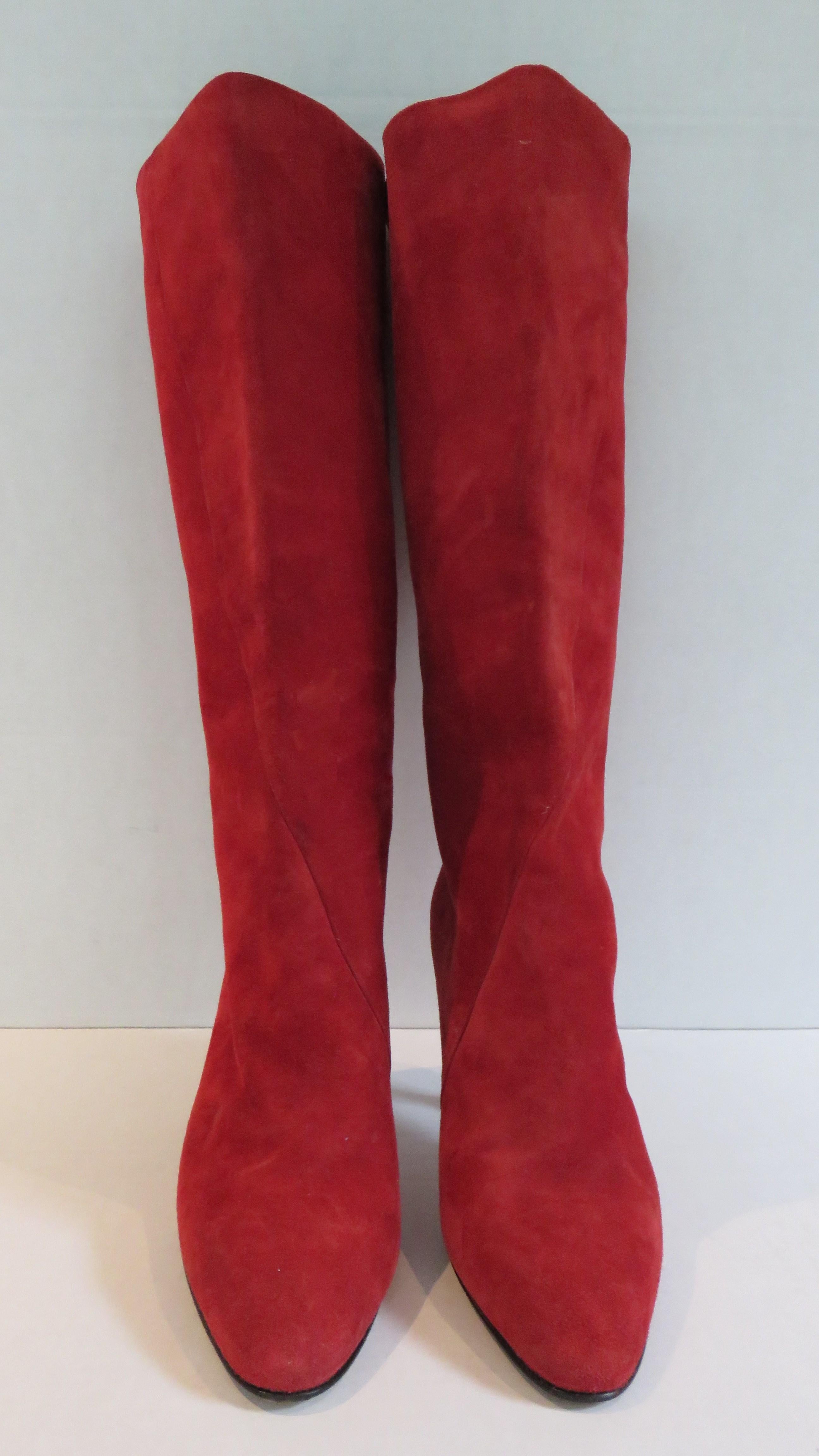 Roger Vivier Neu Vintage 1980er Wildleder Ballstiefel mit Absatz Größe 8 (Rot) im Angebot