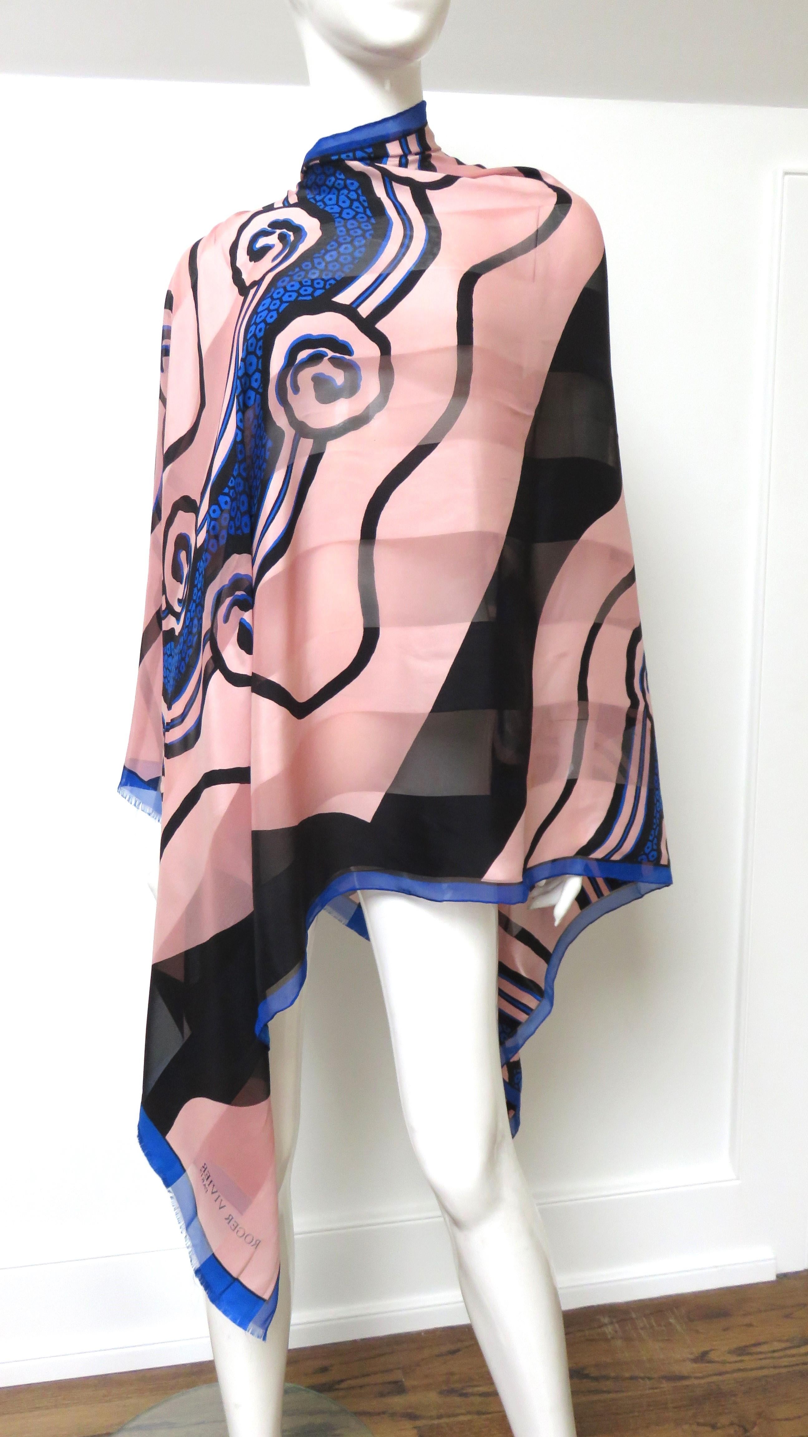 Un magnífico pañuelo grande de seda coral, azul y negro de Roger Vivier.  Tiene un motivo abstracto en azul con rayas y líneas negras en contraste sobre un fondo coral. Tiene una pequeña hilera de flecos en cada extremo estrecho, dobladillos