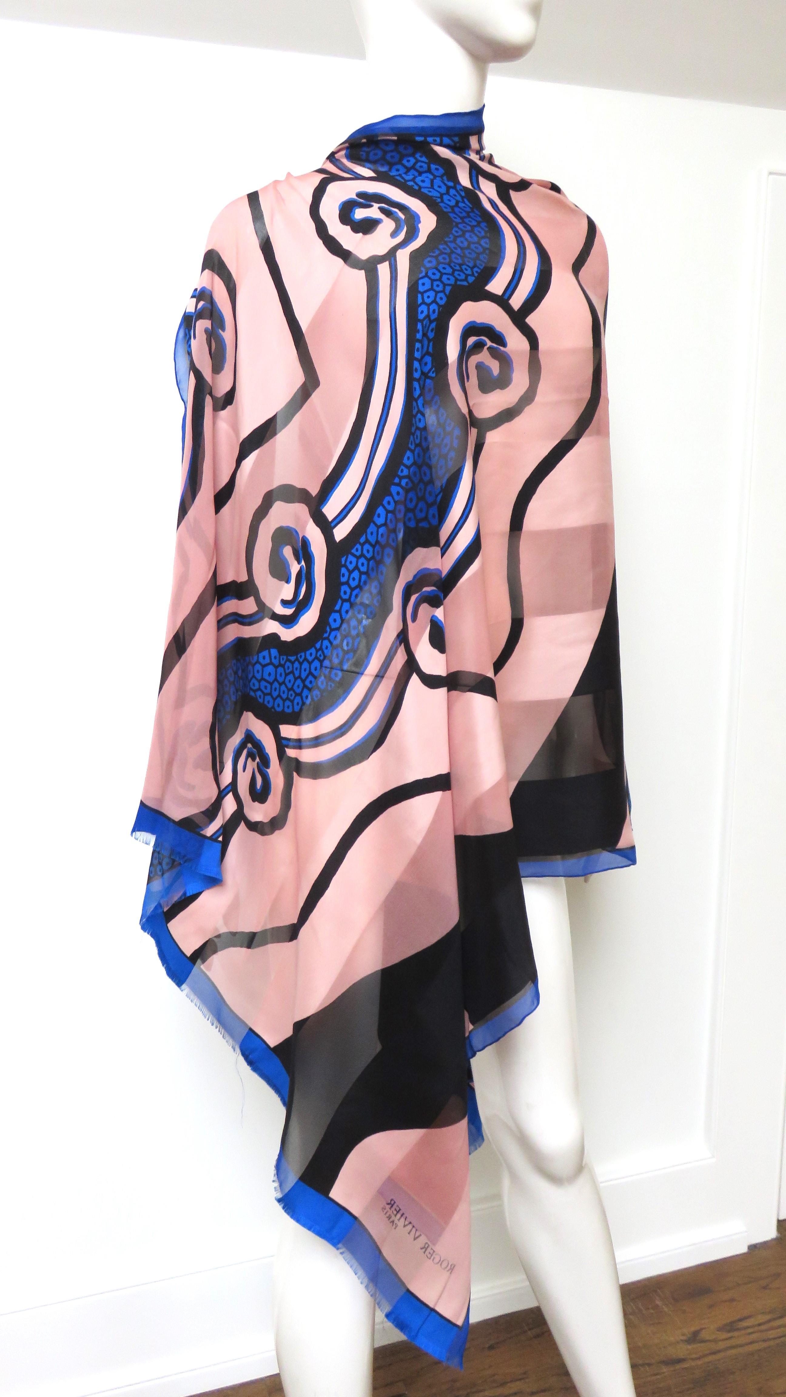 Roger Vivier Pañuelo de Seda Nuevo con Caja Años 90 Beige en venta