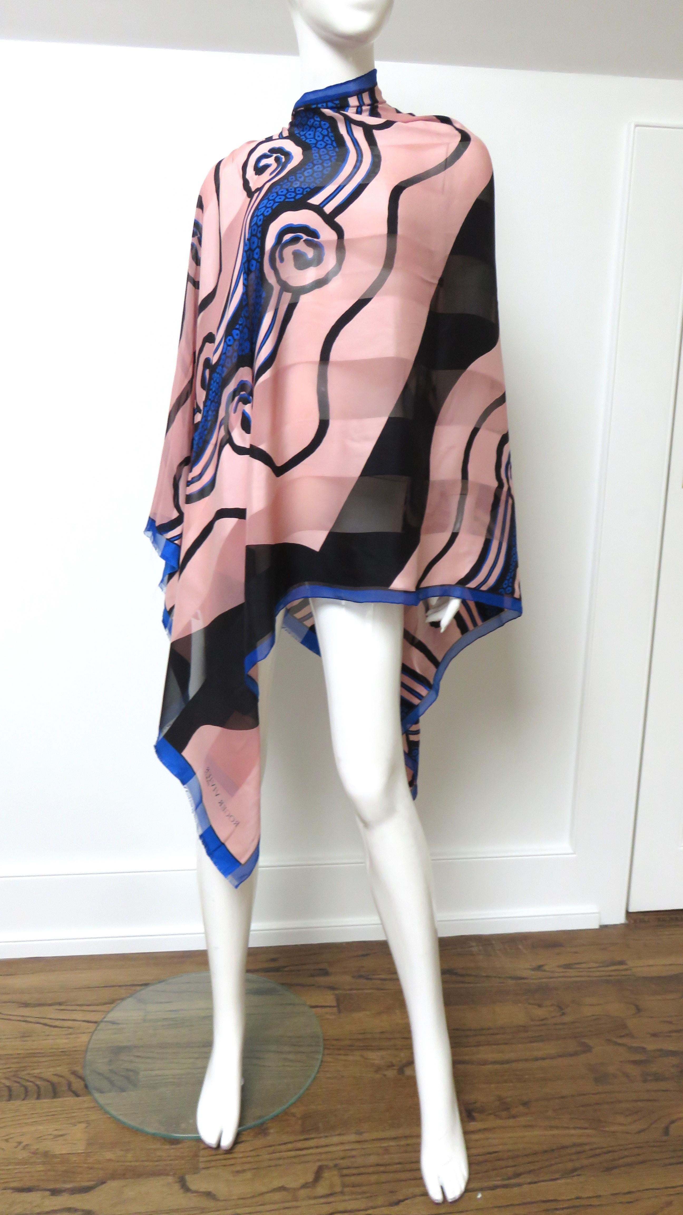 Roger Vivier Pañuelo de Seda Nuevo con Caja Años 90 en Excelente estado para la venta en Water Mill, NY