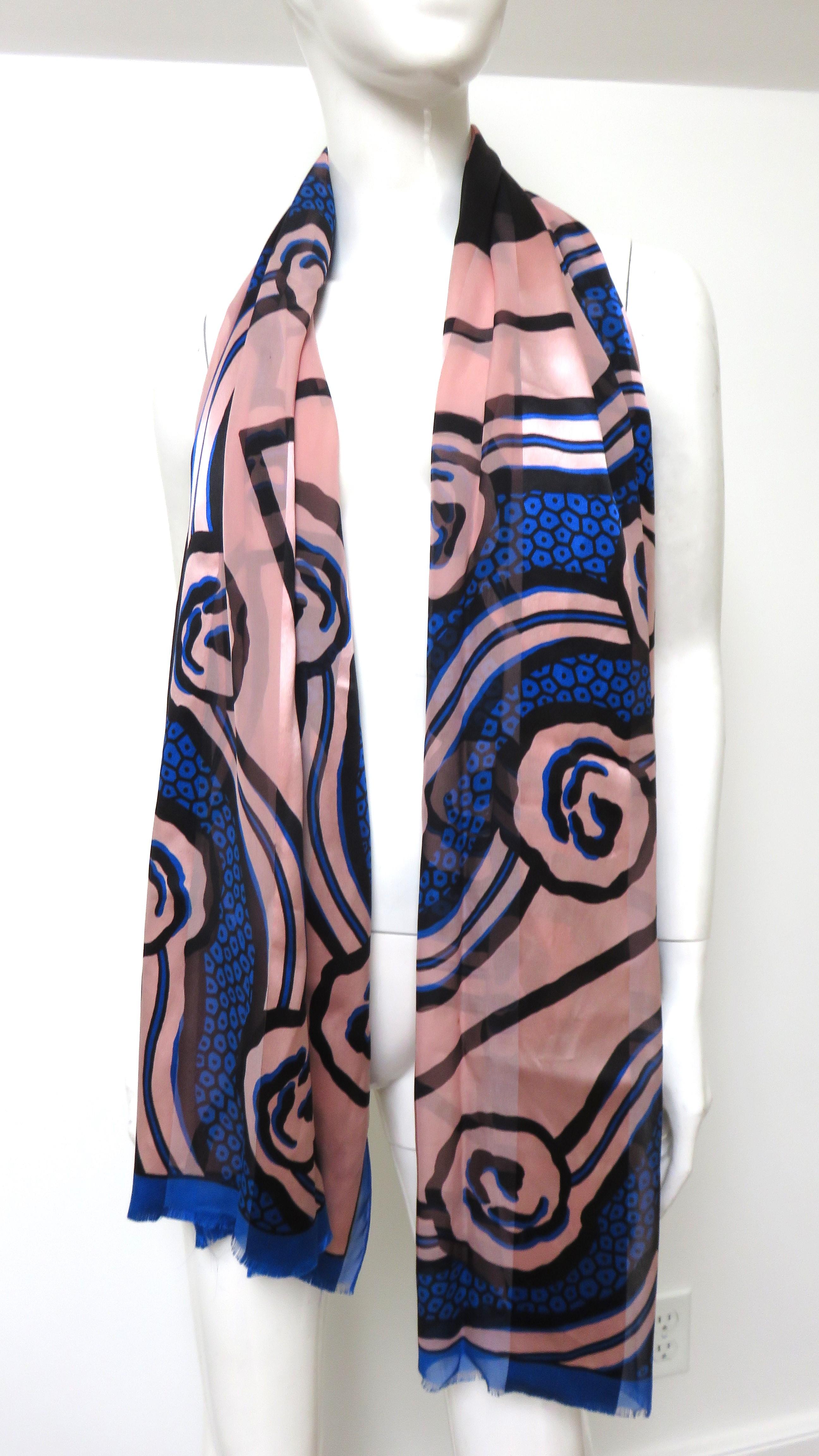 Roger Vivier Pañuelo de Seda Nuevo con Caja Años 90 en venta 3