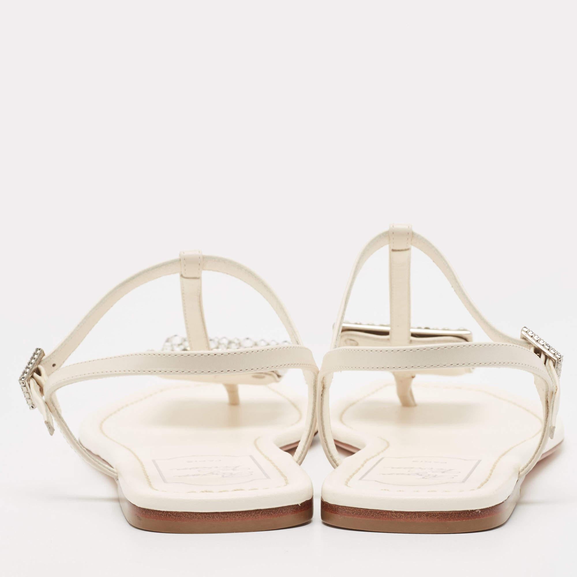 Roger Vivier Off White Leather Crystal Embellished Flat Thong Sandals Size 39 In Excellent Condition In Dubai, Al Qouz 2