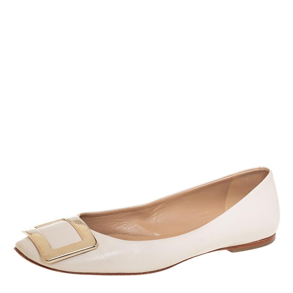 Walk with style and comfort in these ballet flats from Roger Vivier. Crafted from leather, these off-white flats carry round toes, leather insoles, and buckle details on the uppers. They are complete with the brand label on the insoles and