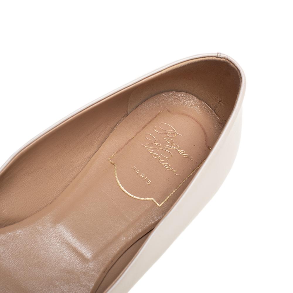 Roger Vivier Off White Leather Gommetine Ballet Flats Size 37.5 In Good Condition In Dubai, Al Qouz 2