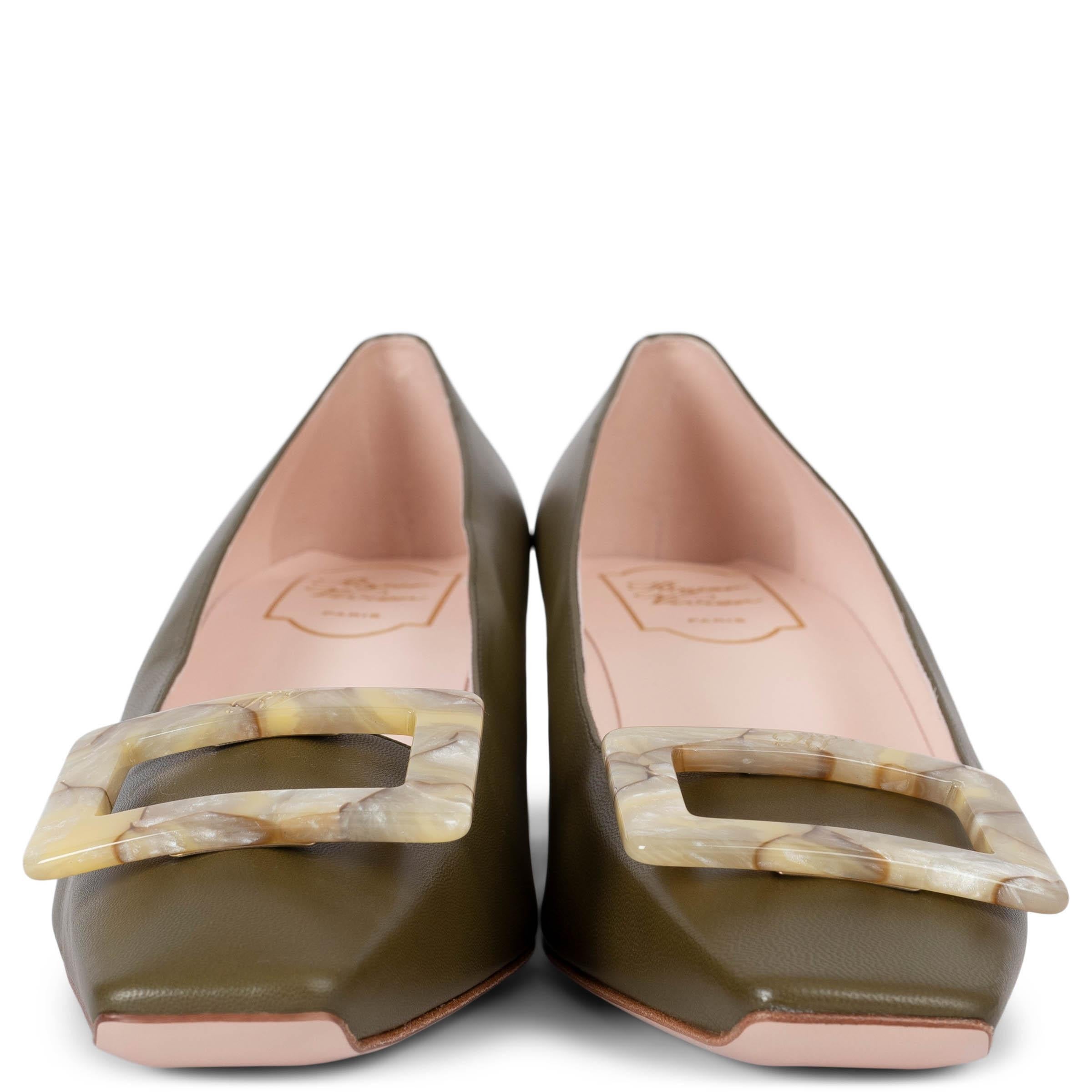 Estos zapatos de salón Roger Vivier Belle Vivier 100% auténticos en piel de becerro lisa verde oliva son una declaración de elegancia atemporal. Presentan la icónica hebilla en acetato nacarado, puntera cuadrada y elegantes tacones de rascacielos,