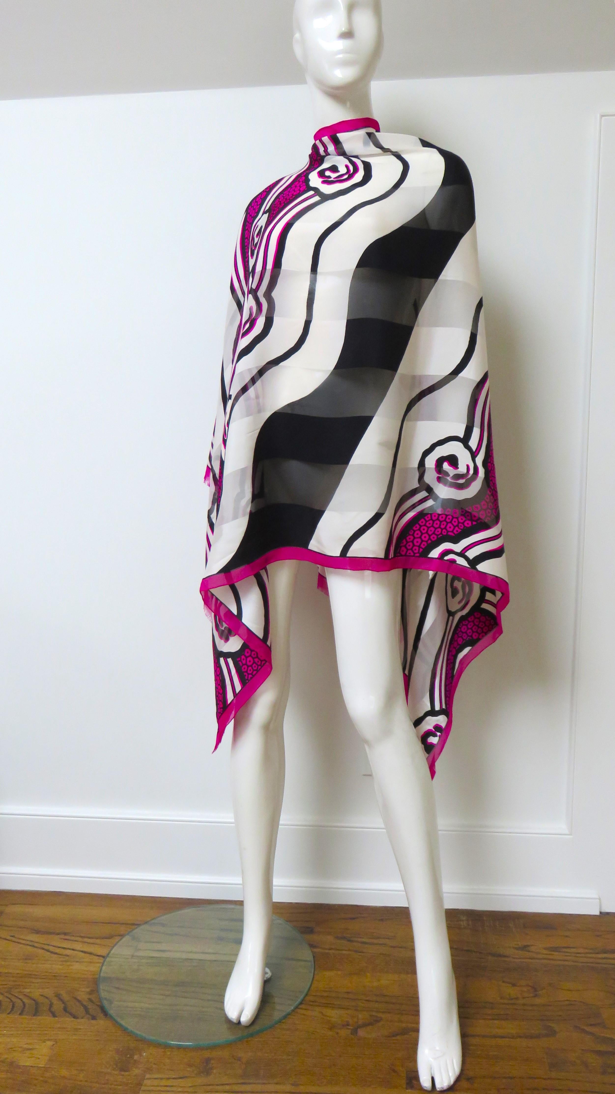 Un precioso pañuelo grande de seda negra, magenta y blanca de Roger Vivier. Tiene un motivo abstracto en magenta con líneas y rayas negras sobre fondo blanco.  Tiene una pequeña hilera de flecos en los extremos estrechos, dobladillos torneados a