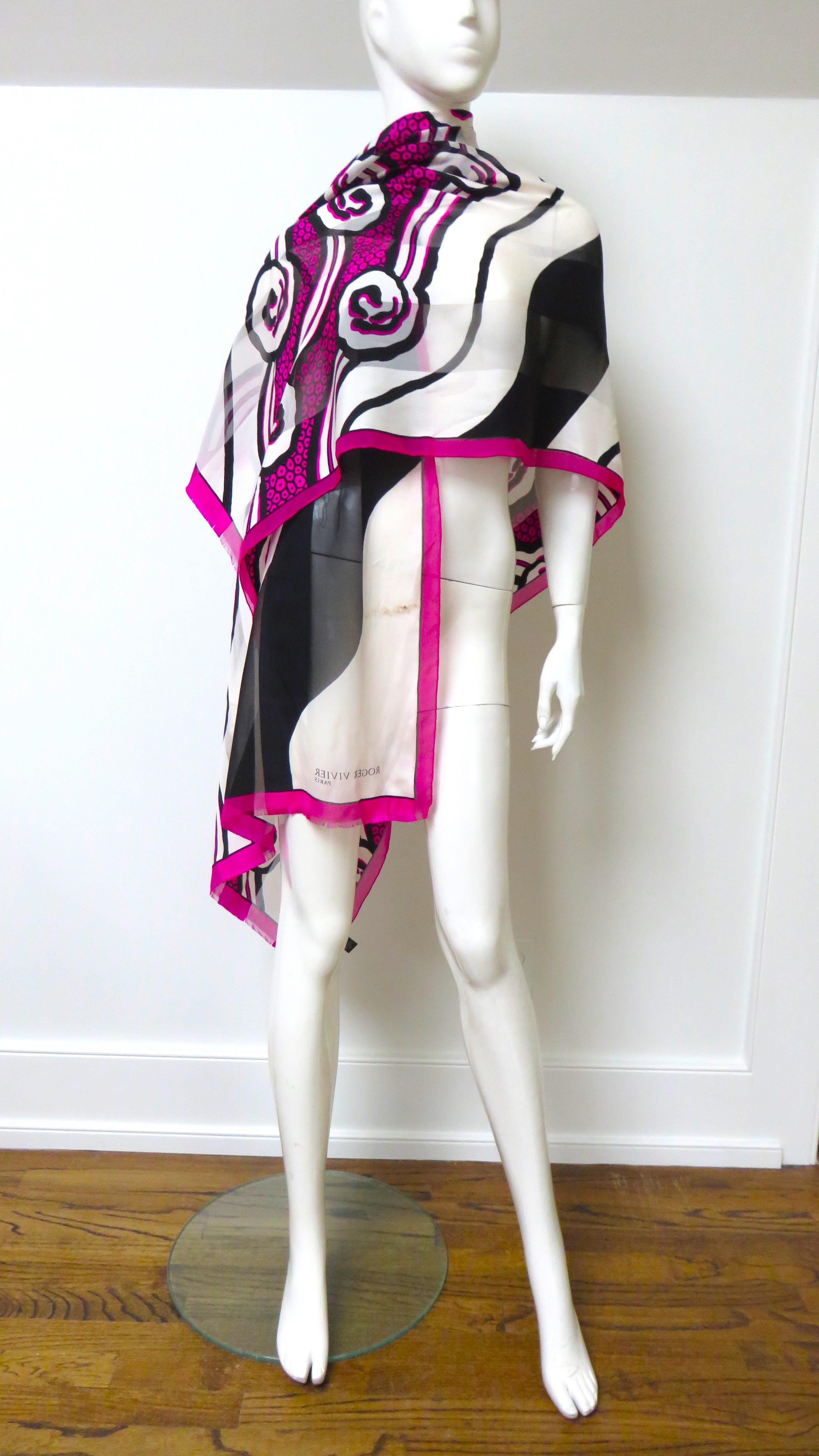 Roger Vivier París Nuevo con Caja Pañuelo de Seda Años 90 en Excelente estado para la venta en Water Mill, NY