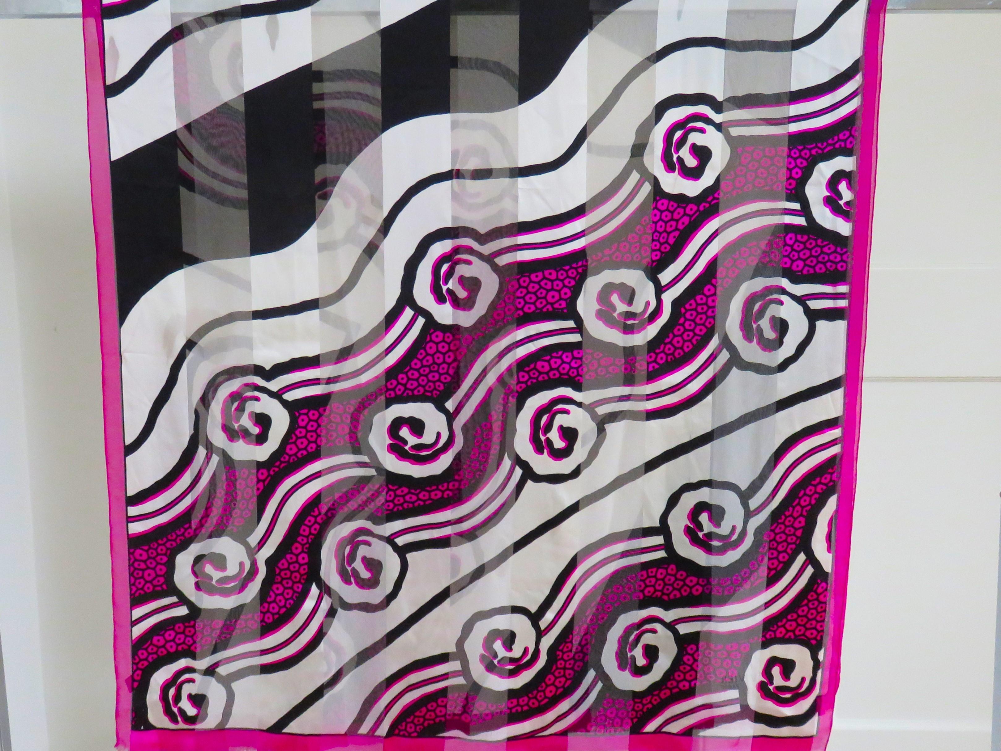 Roger Vivier París Nuevo con Caja Pañuelo de Seda Años 90 en venta 4