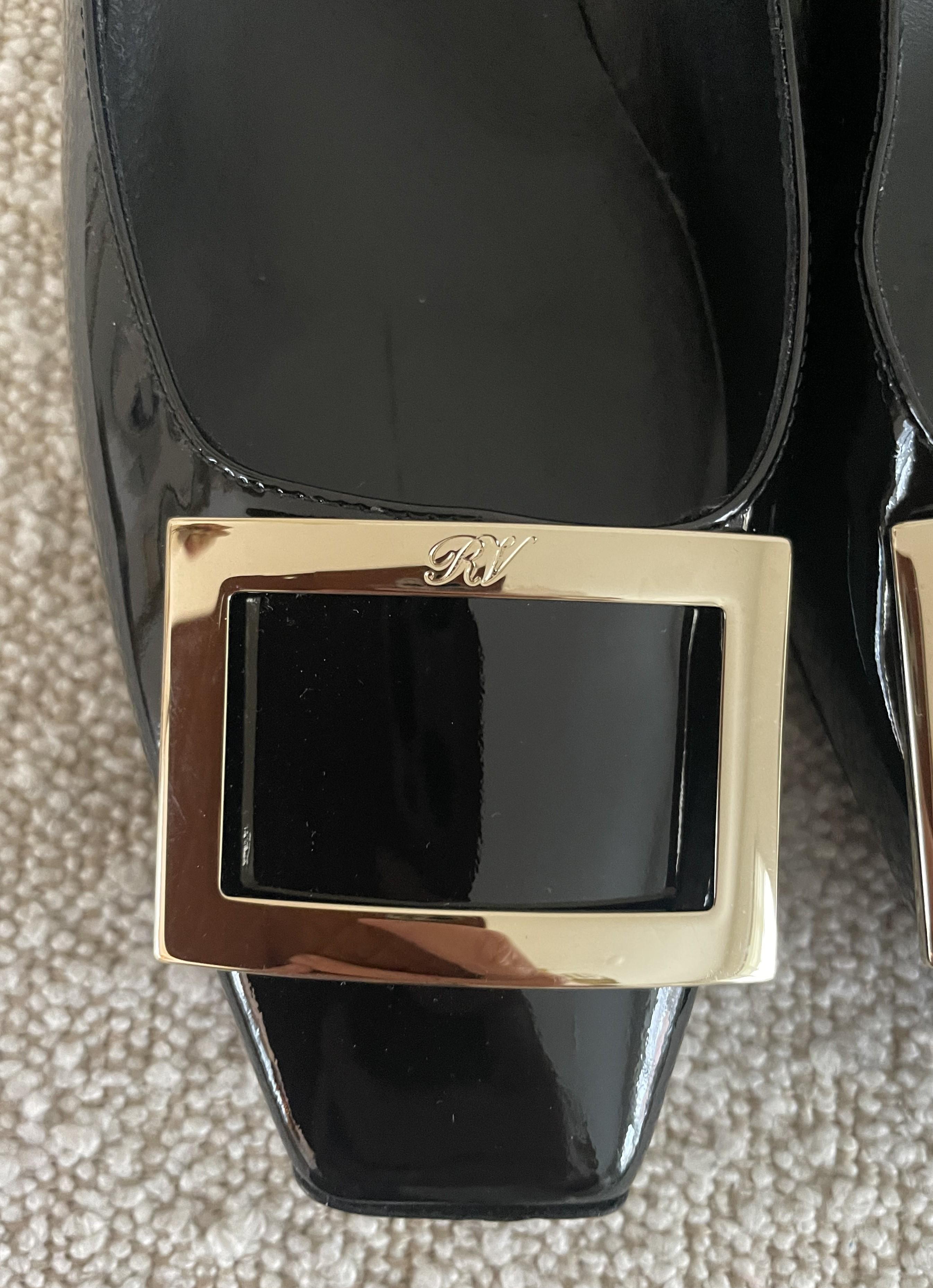 Les escarpins Roger Vivier Paris en cuir verni noir à talon bas (5 cm) sont un exemple intemporel de l'élégance parisienne classique. Confectionnés en cuir verni brillant, ces escarpins présentent une surface lisse et réfléchissante qui confère un