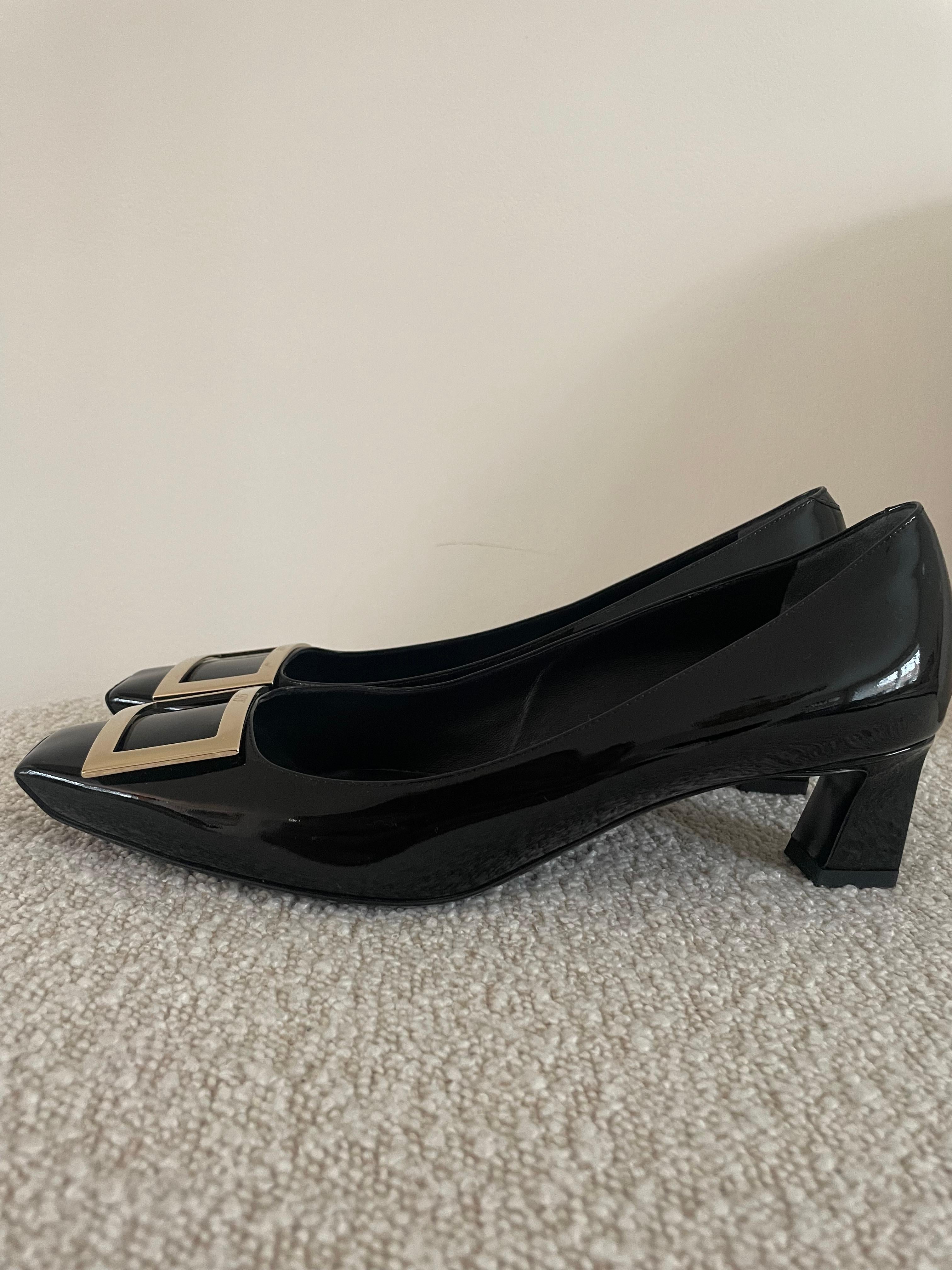 Noir Roger Vivier Paris Escarpins en cuir verni noir avec boucle dorée taille 42