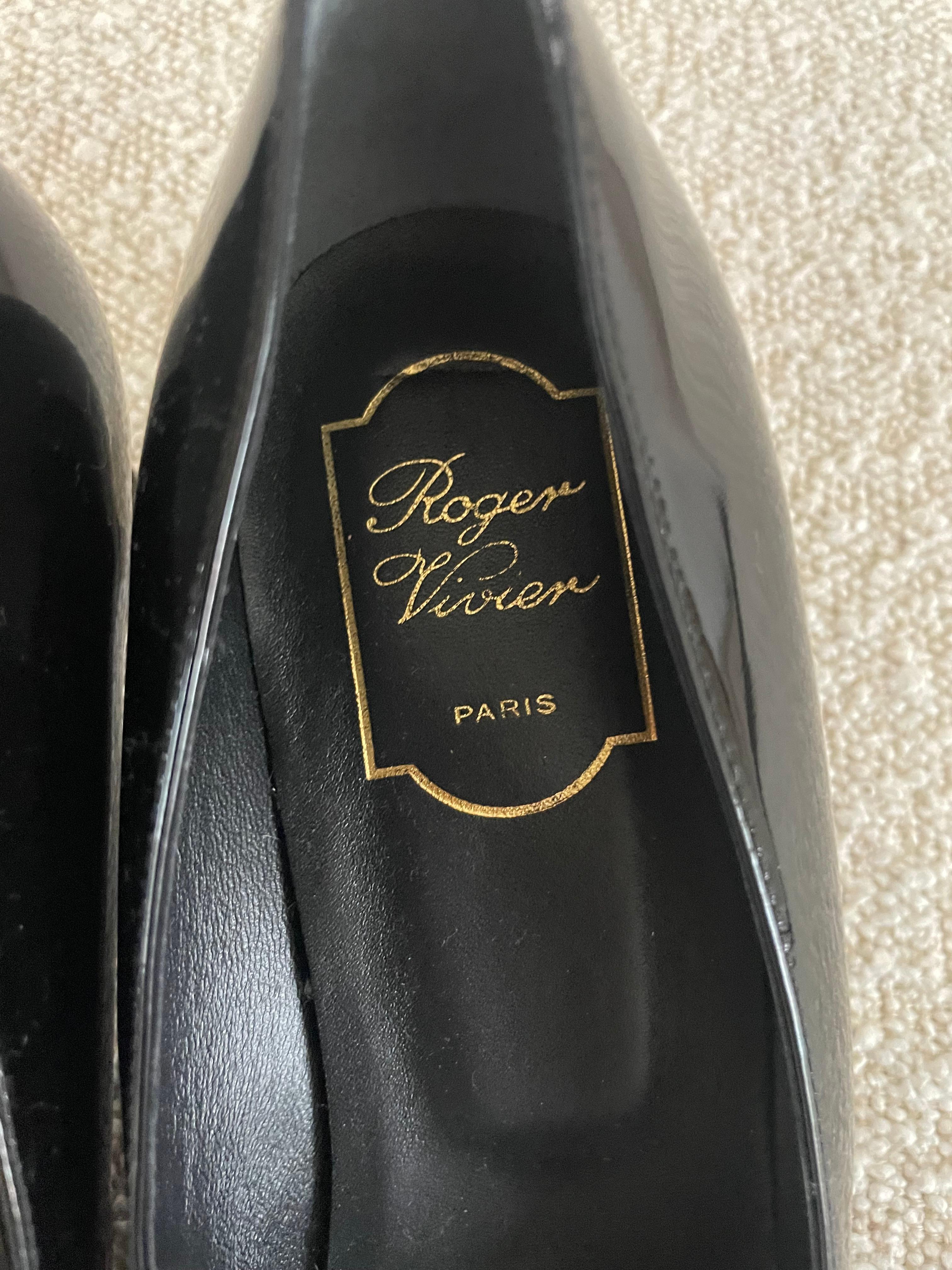 Roger Vivier Paris Escarpins en cuir verni noir avec boucle dorée taille 42 Excellent état à 'S-HERTOGENBOSCH, NL